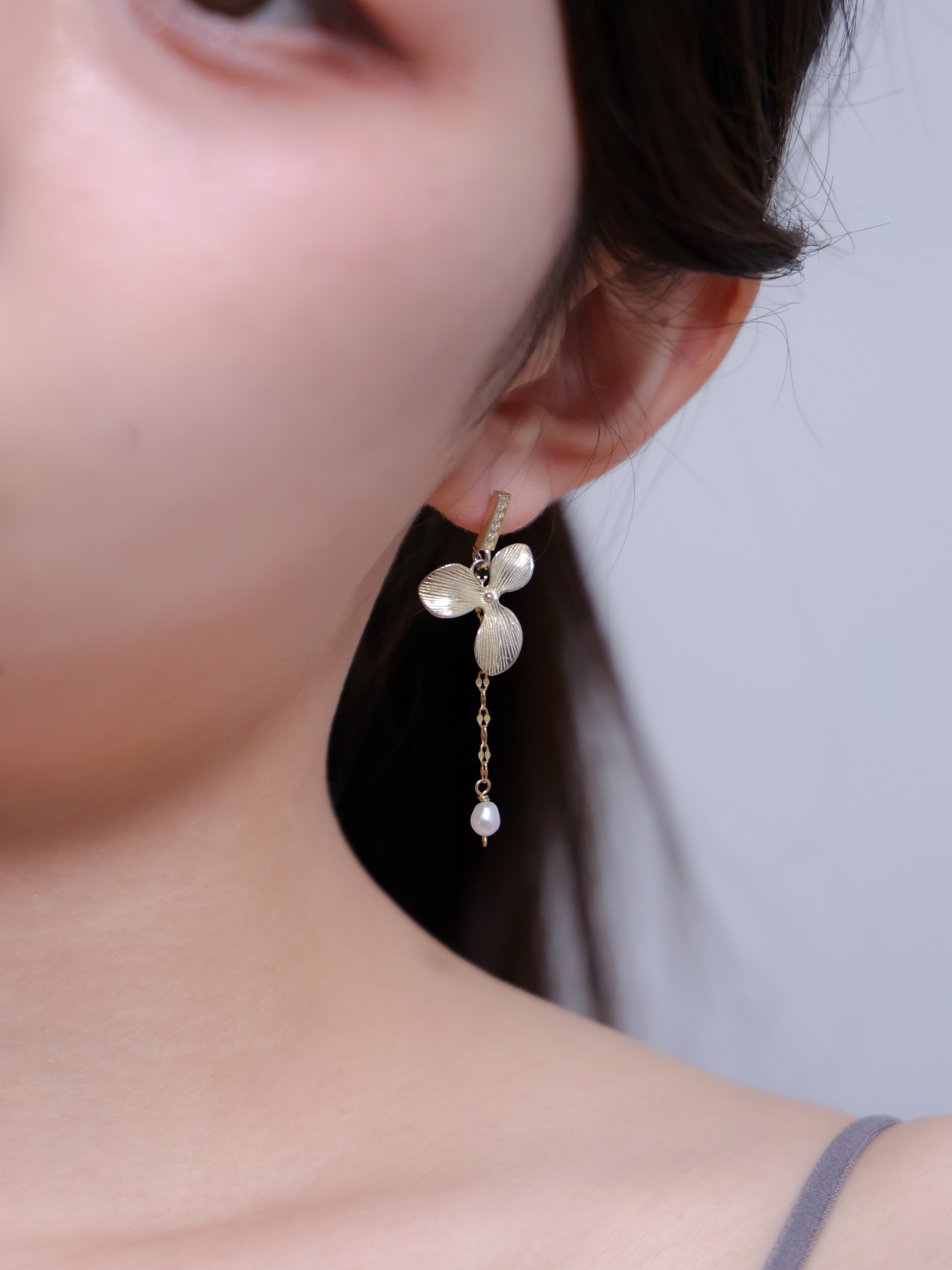 【花モチーフ】マットフラワー & パール ピアス | 大人フェミニン (ゴールド/シルバー)