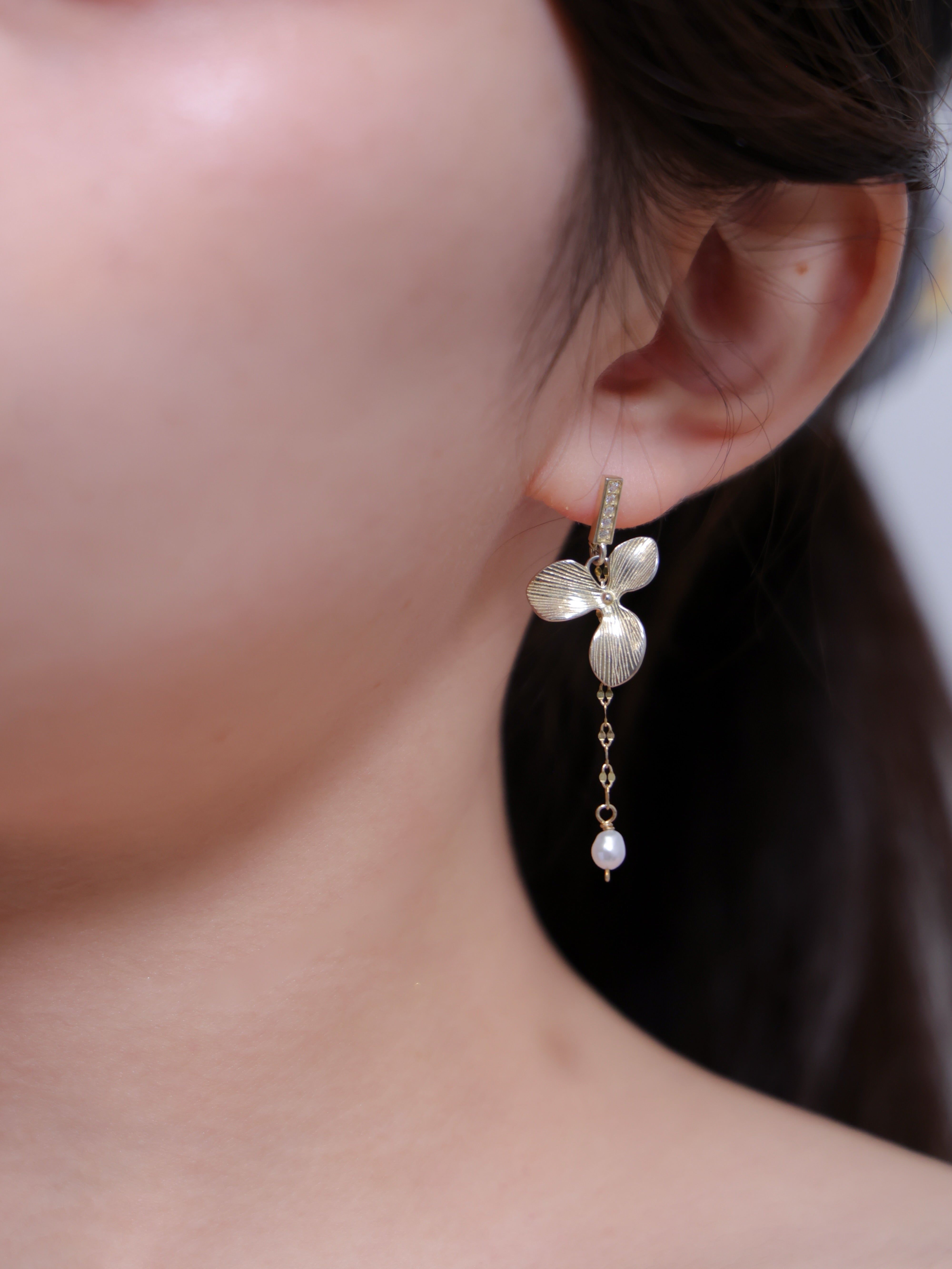 【花モチーフ】マットフラワー & パール ピアス | 大人フェミニン (ゴールド/シルバー)