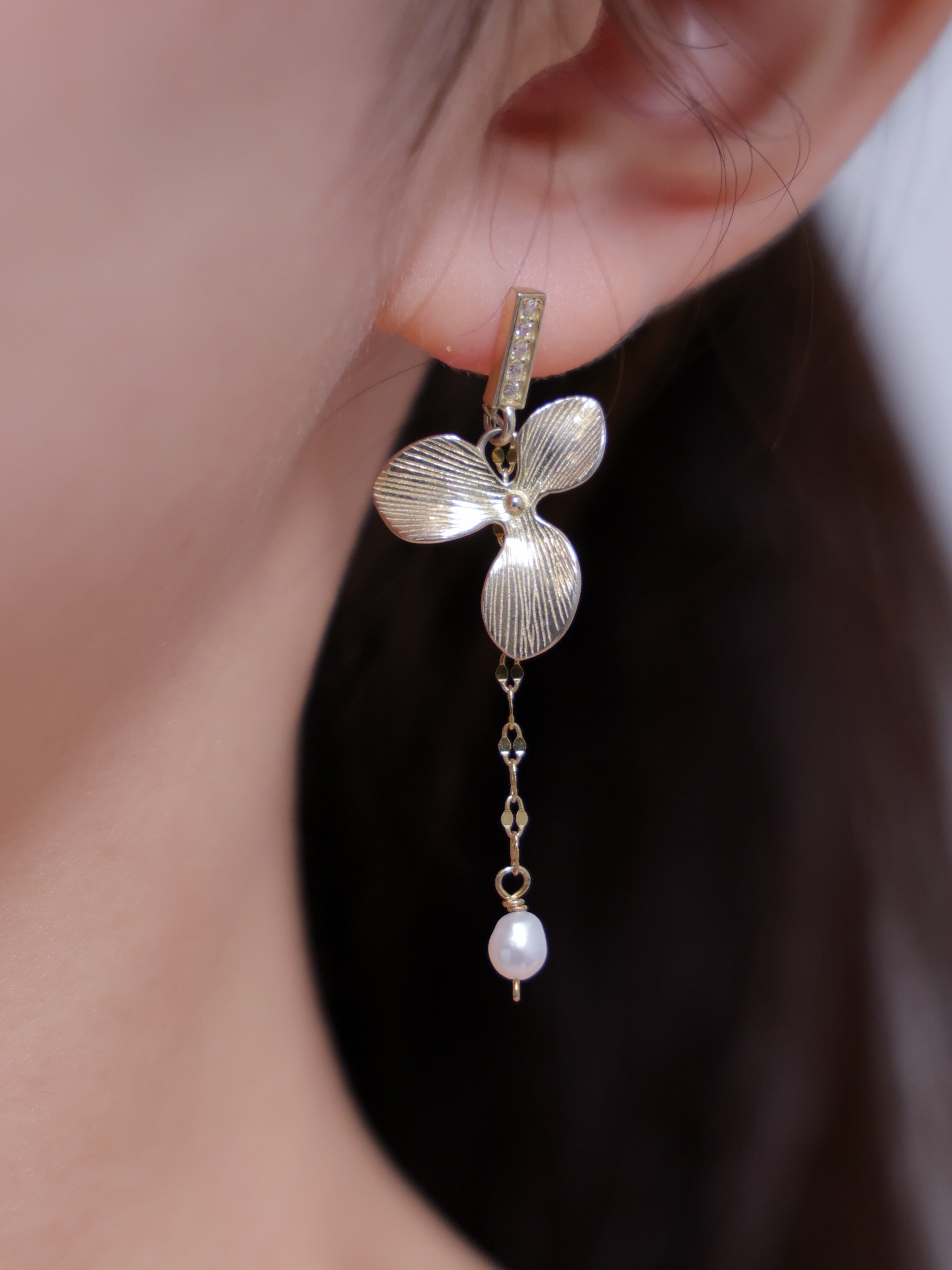 【花モチーフ】マットフラワー & パール ピアス | 大人フェミニン (ゴールド/シルバー)