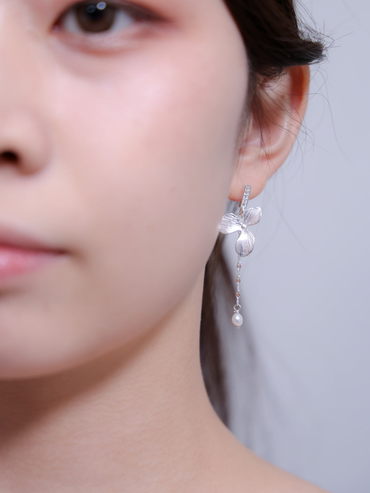 真正面に近いアングルの着用写真。可憐な花が舞うような、優しくロマンティックな雰囲気を伝える一枚。