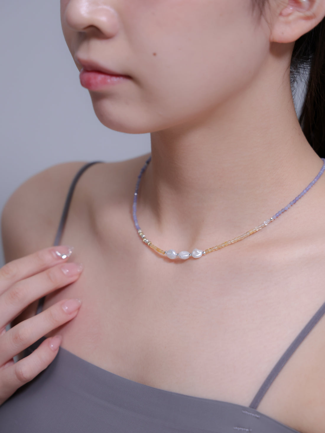タンザナイト & シトリン ネックレス - 【夜明けのハーモニー】着用イメージ。紫と黄金色のコントラストと淡水パールが美しいSV925アクセサリー。