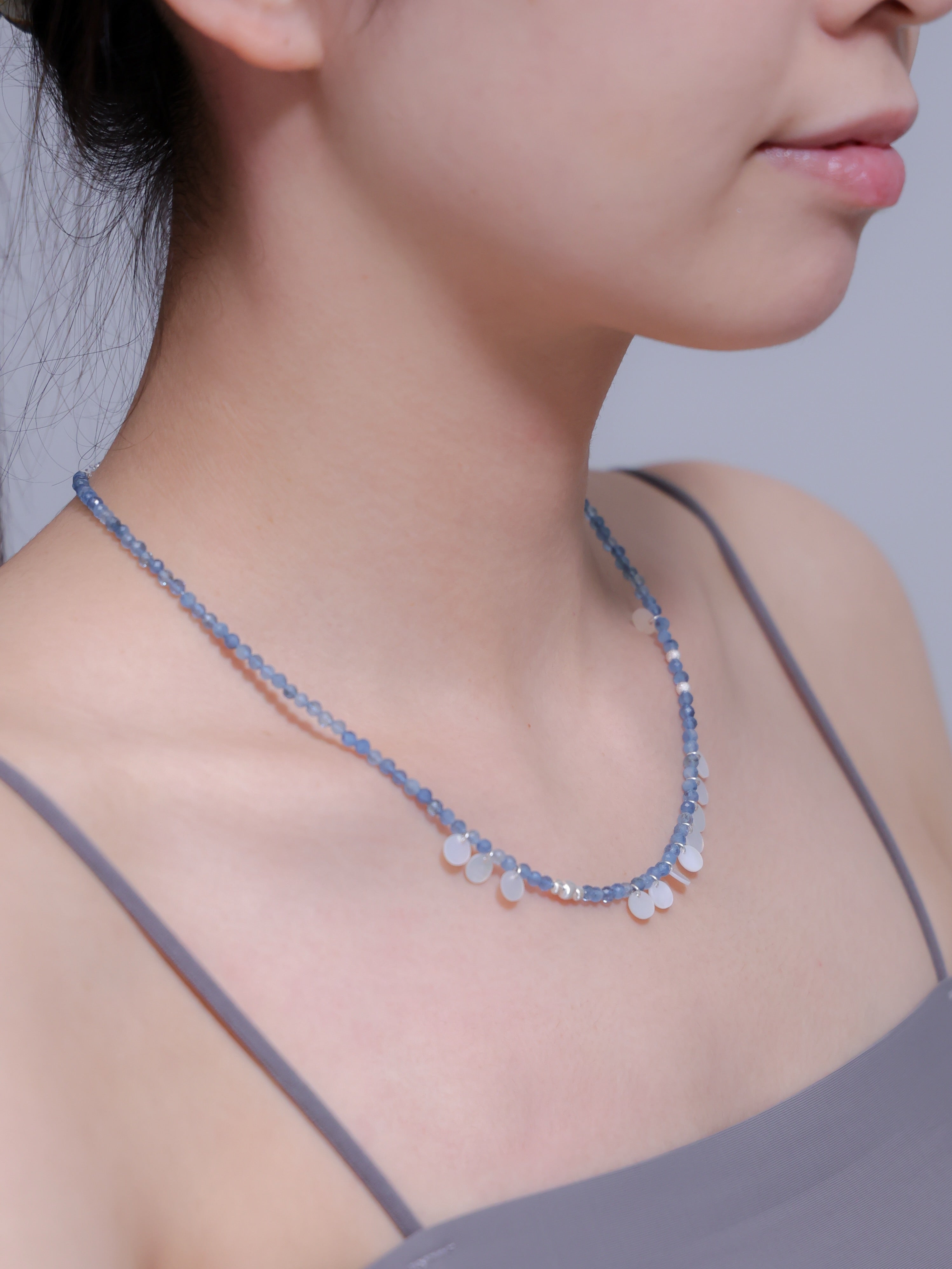 【6月 誕生石】カイヤナイト 白蝶貝 ネックレス | 華奢 上品 シェルチャーム