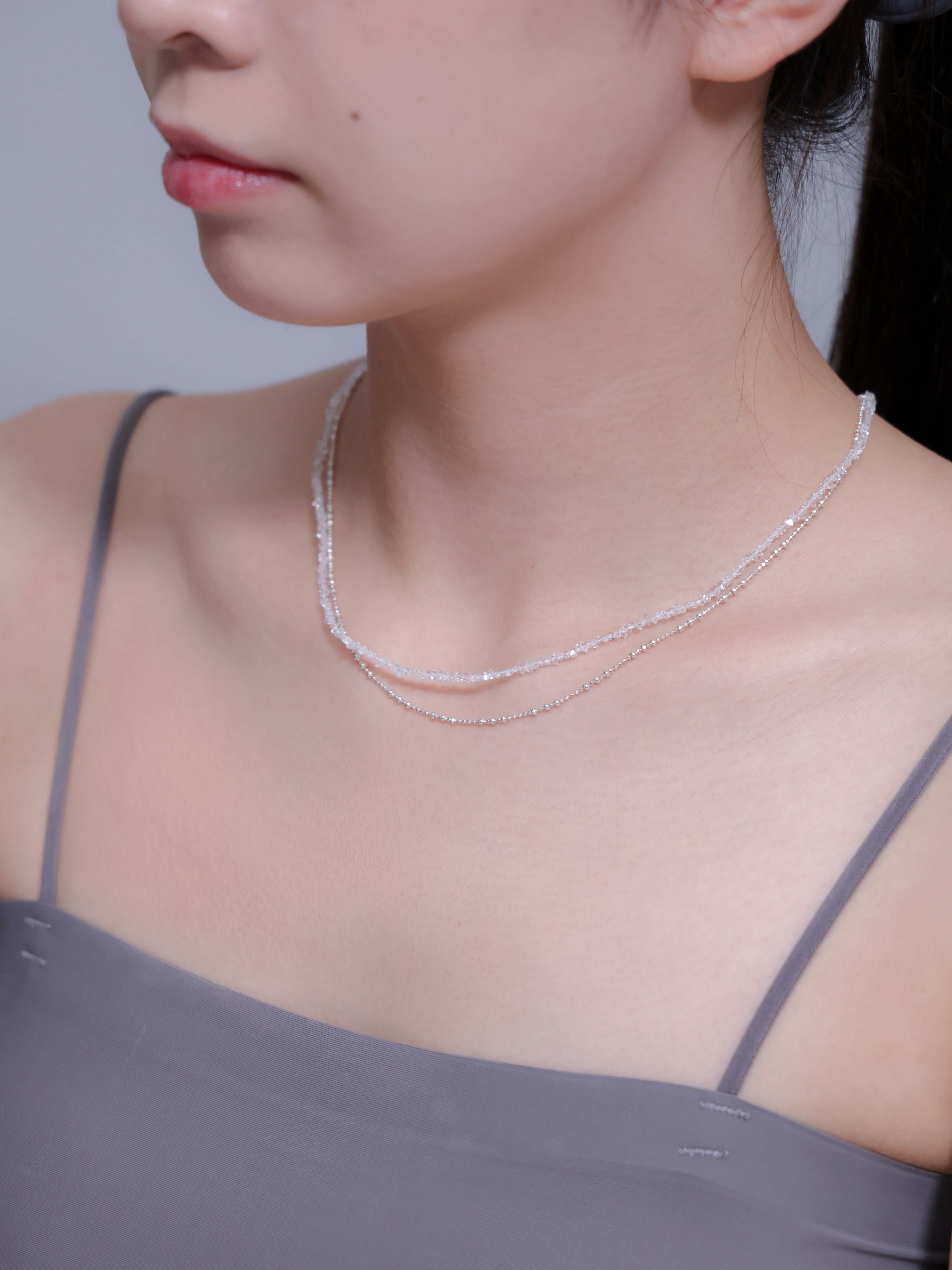 モデル着用イメージ。肌に溶け込むような繊細なシルバーと、強力な波動を持つと言われるフェナカイトの組み合わせ。