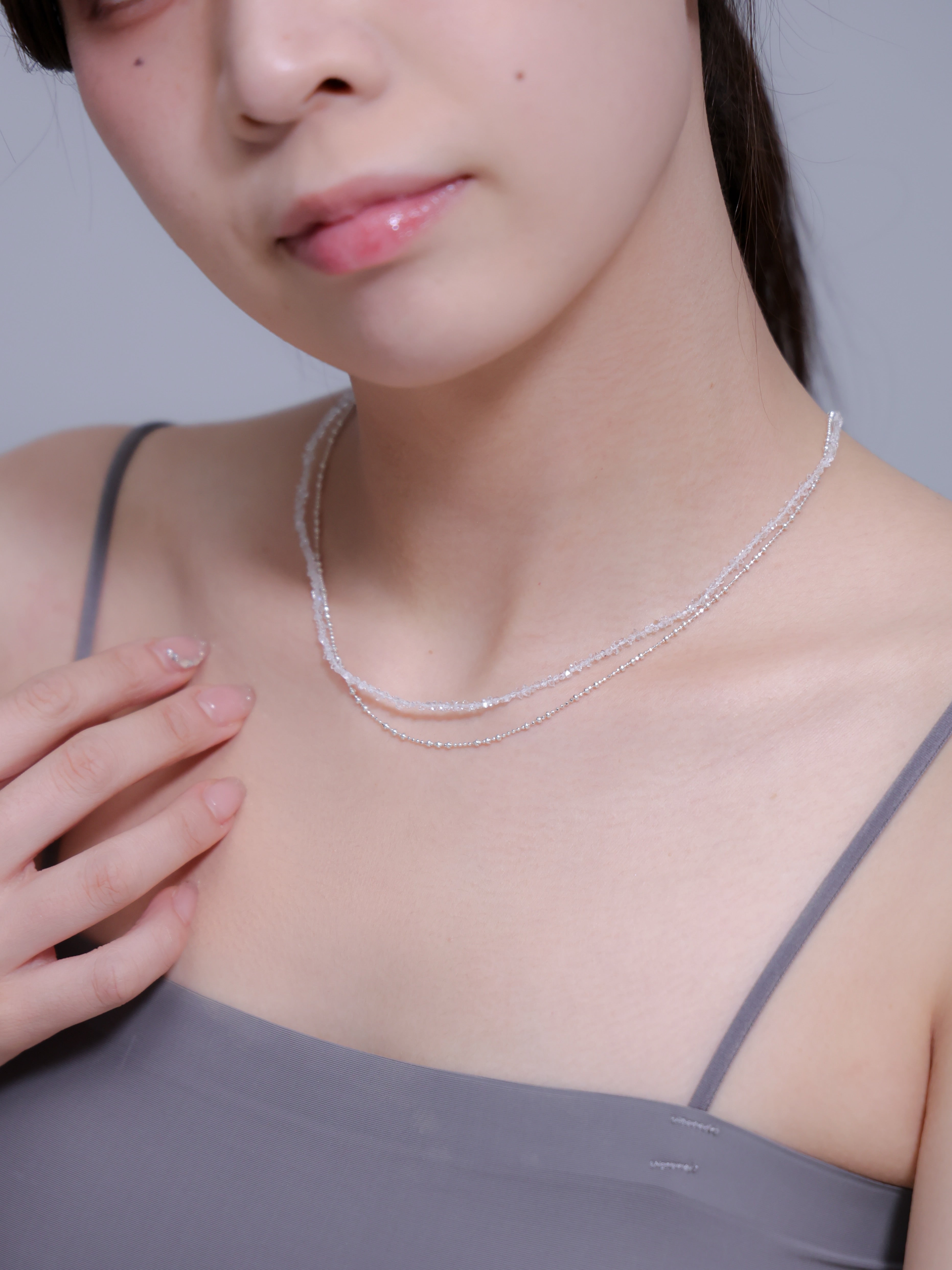 伏し目がちの着用イメージ。主張しすぎない上品な輝きが、大人の女性の美しさを引き立てるスタイル。