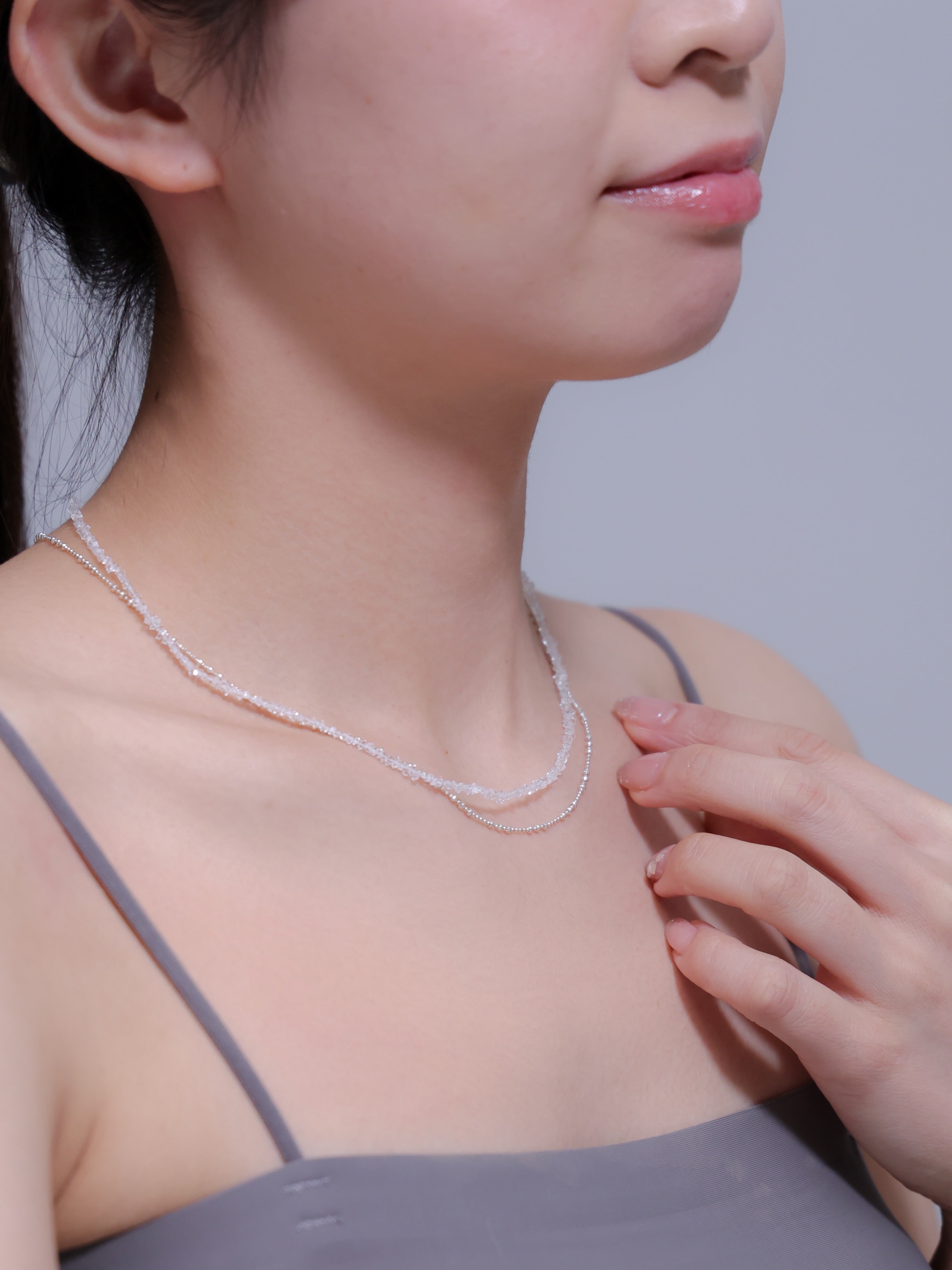 ジュエリーボックスとフェナカイトネックレス。大切な人への贈り物や自分へのご褒美に最適な、高級感のあるギフトラッピングイメージ。