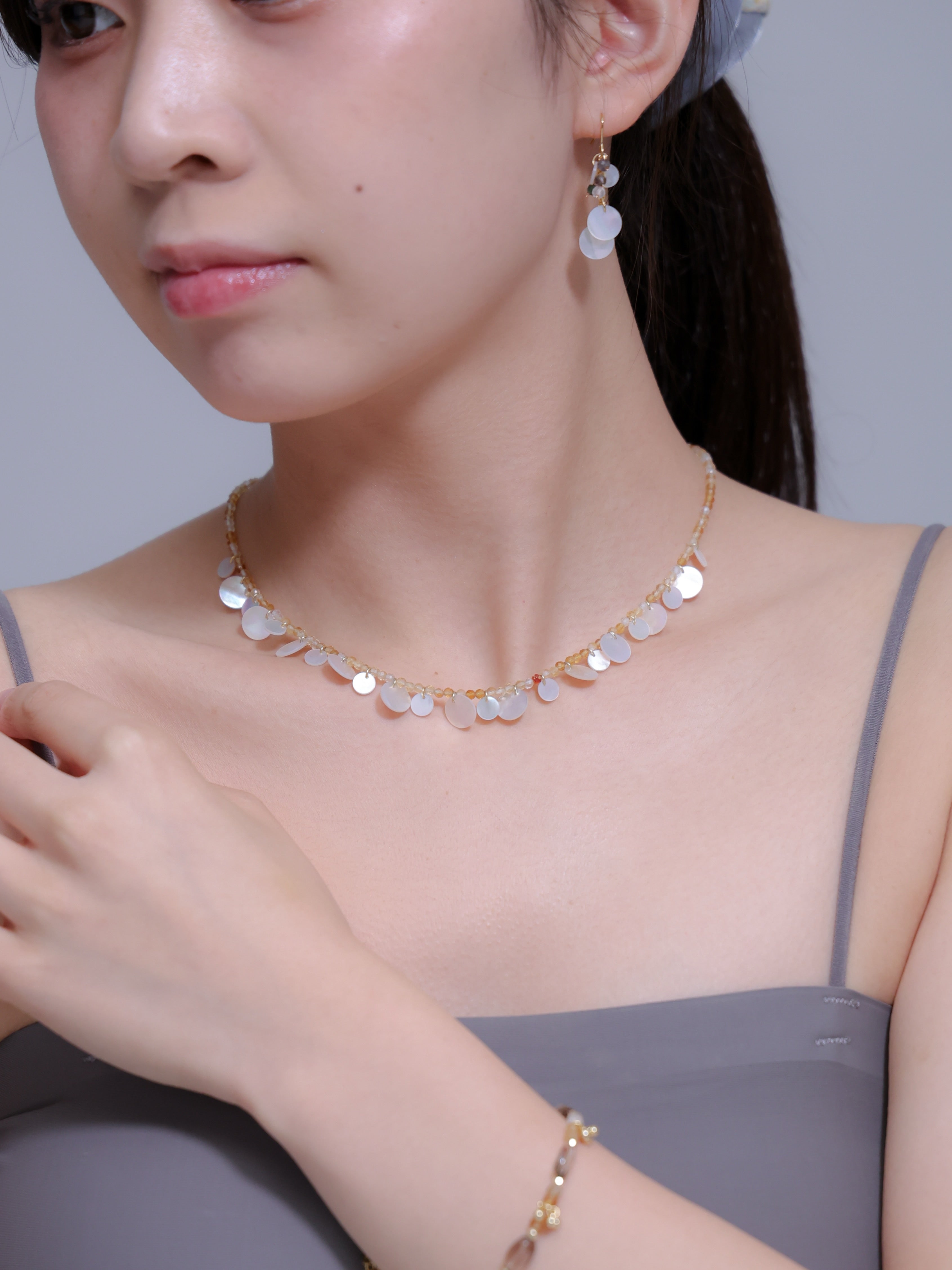 【6月・11月 誕生石】シトリン 白蝶貝 ネックレス | 上品 華奢 K14メッキ