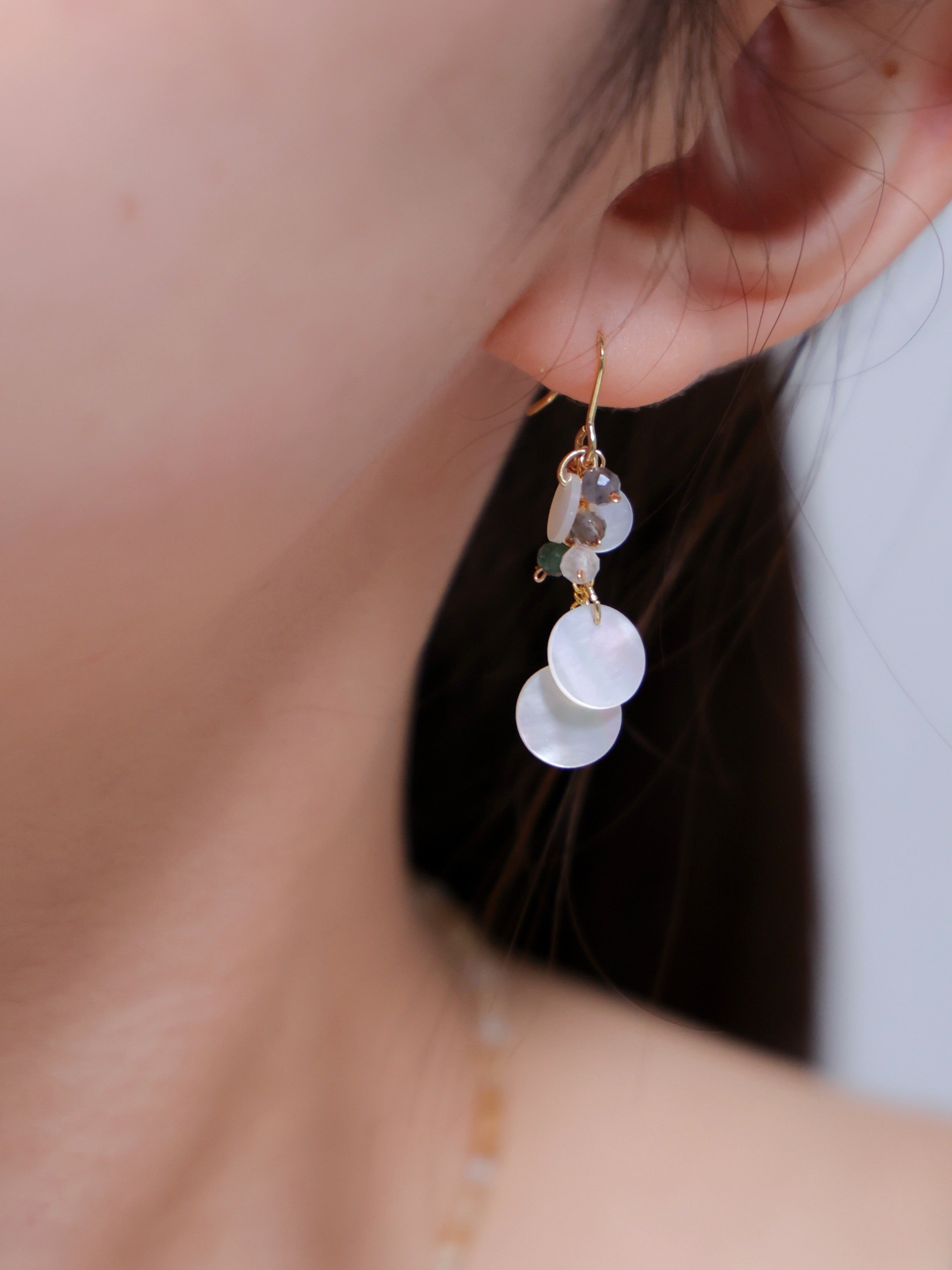 【上品な艶】白蝶貝 & フローライト・スモーキークォーツ ピアス (14KGF/316L)