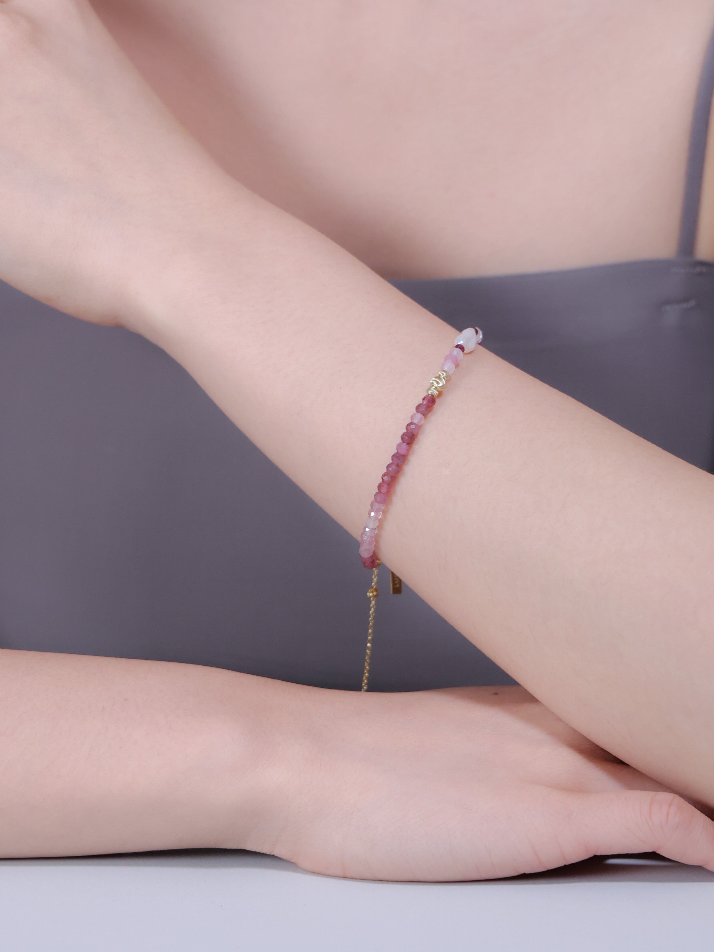 大人のたっぷり輝きピンク天然石ブレスレット