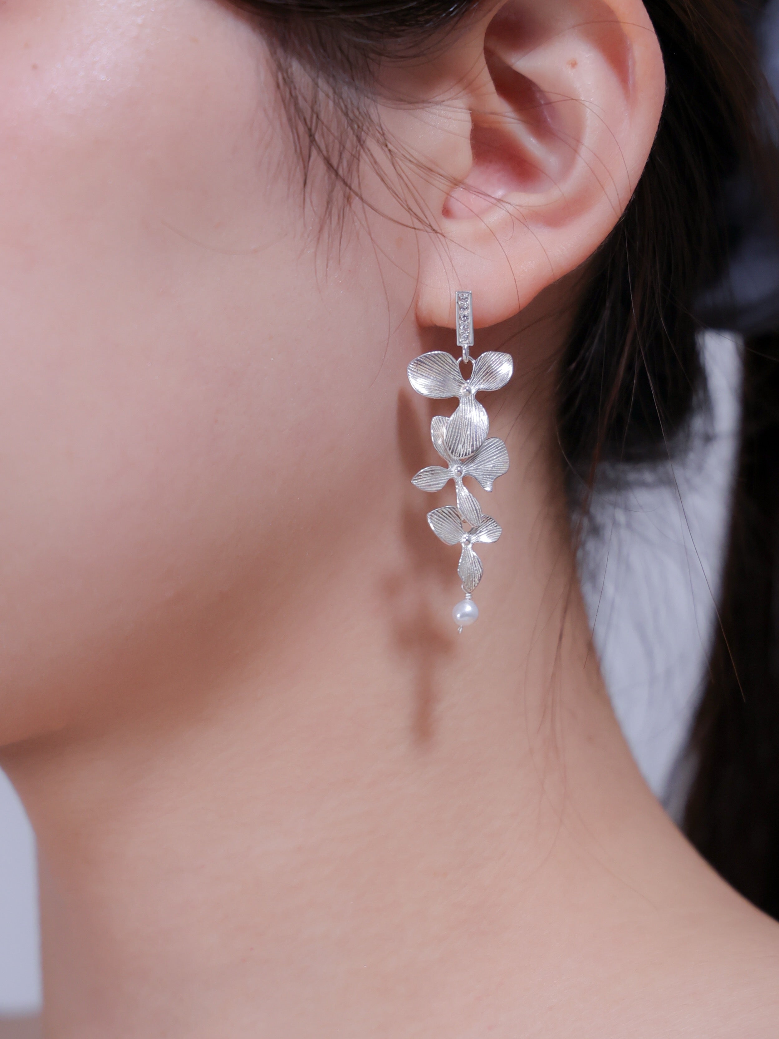 【花モチーフ】3輪のマットフラワー & パール ロングピアス | 揺れる花束 (ゴールド/シルバー)