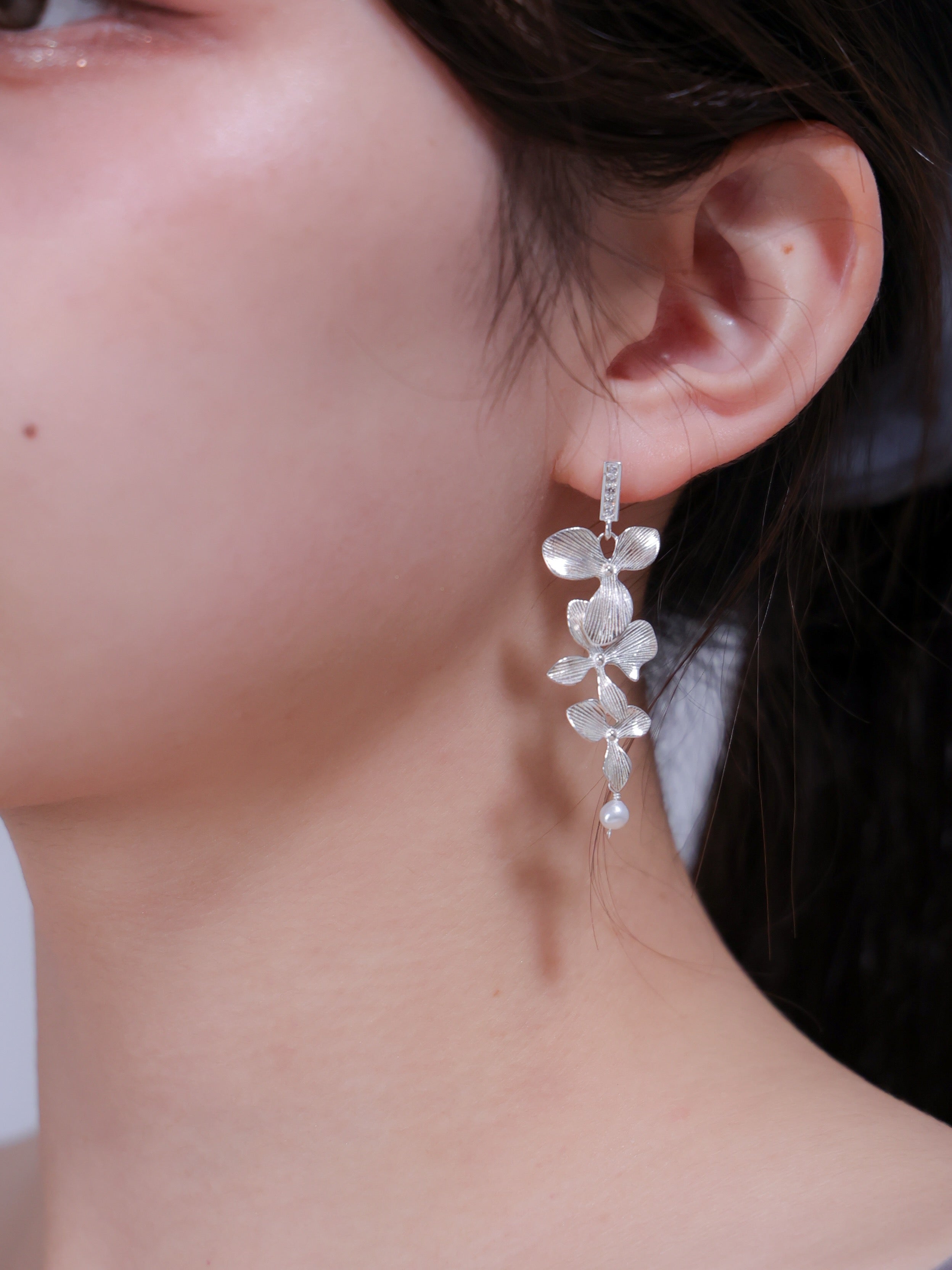 【花モチーフ】3輪のマットフラワー & パール ロングピアス | 揺れる花束 (ゴールド/シルバー)