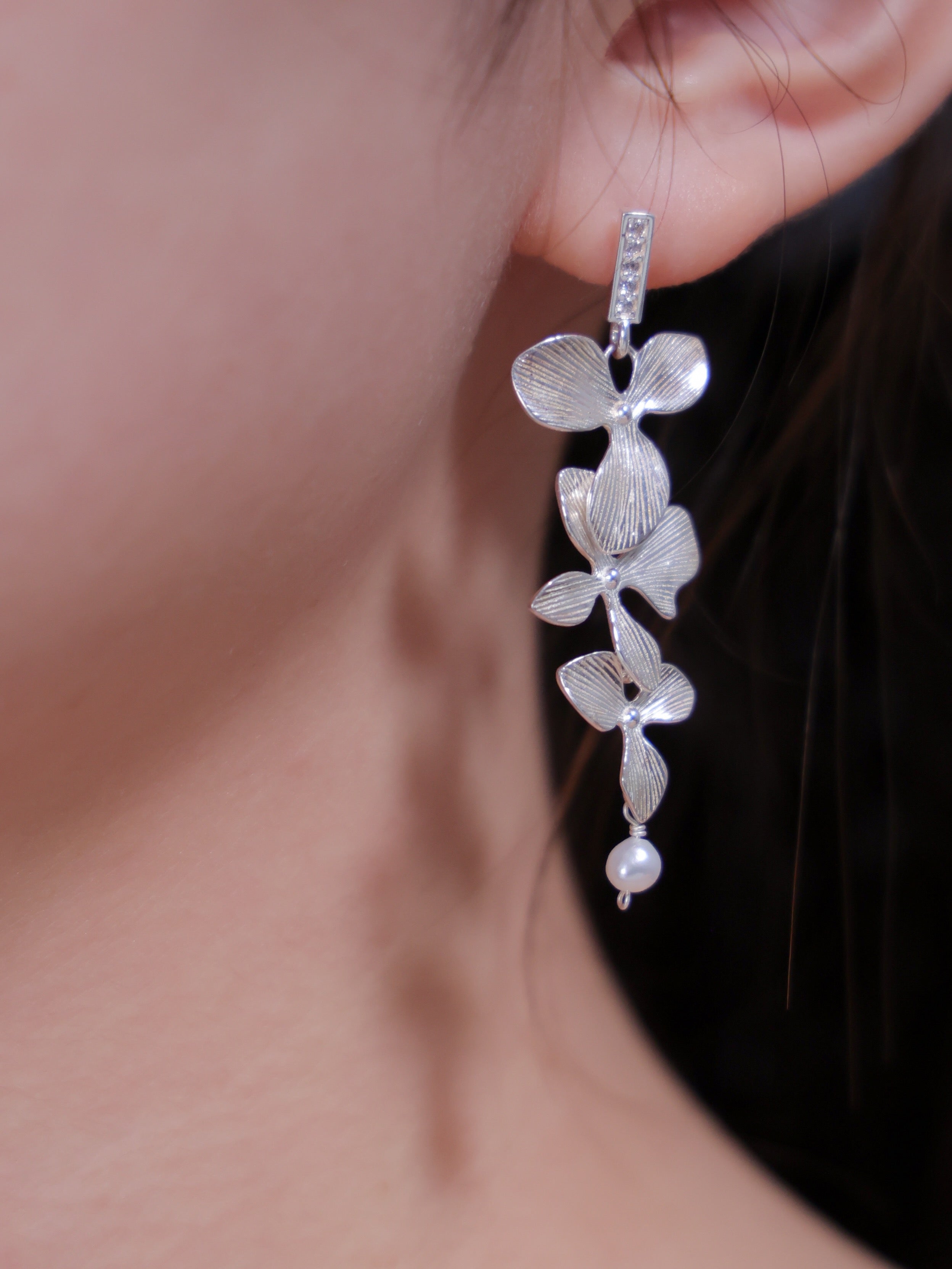 【花モチーフ】3輪のマットフラワー & パール ロングピアス | 揺れる花束 (ゴールド/シルバー)