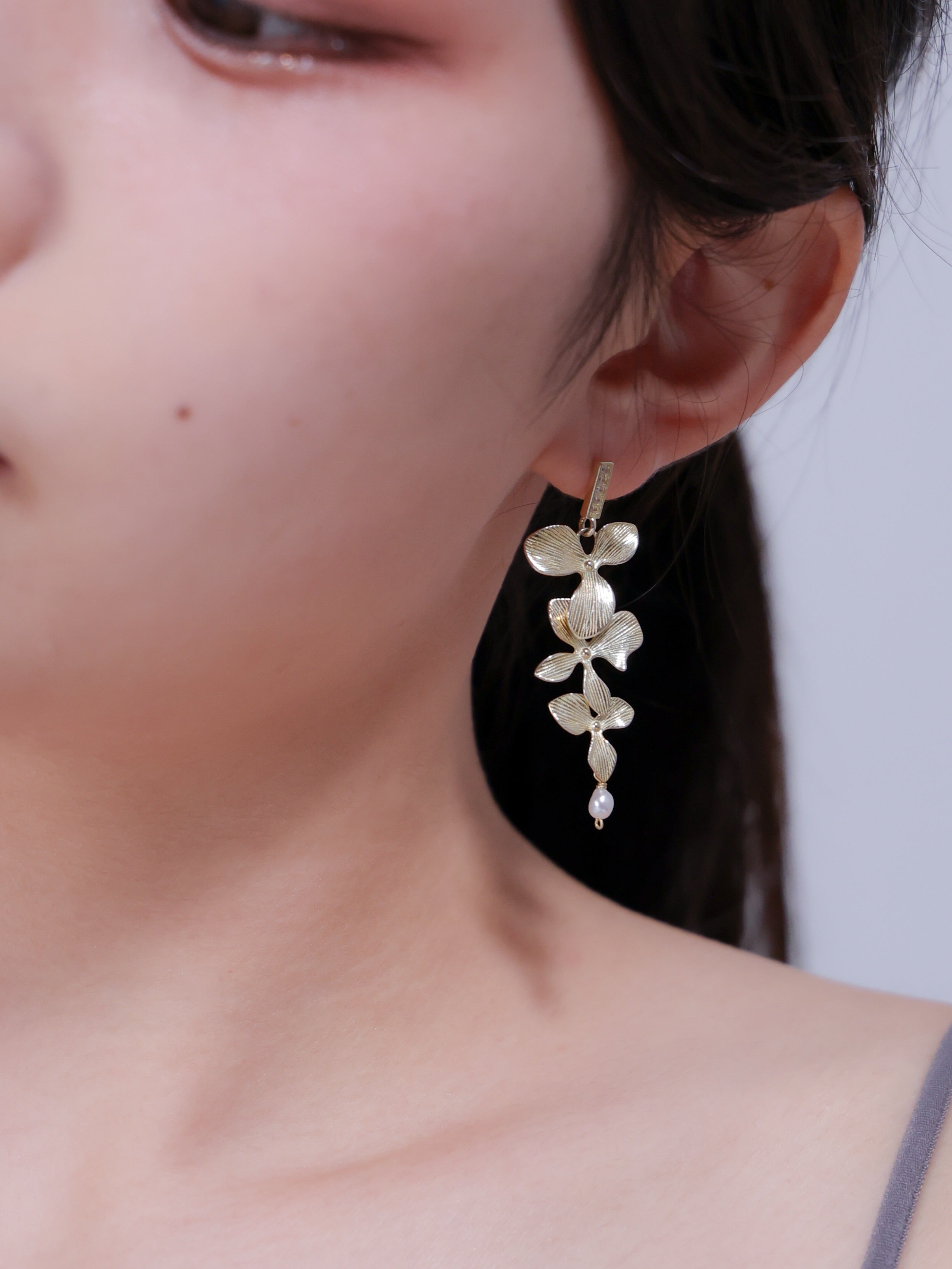 【花モチーフ】3輪のマットフラワー & パール ロングピアス | 揺れる花束 (ゴールド/シルバー)