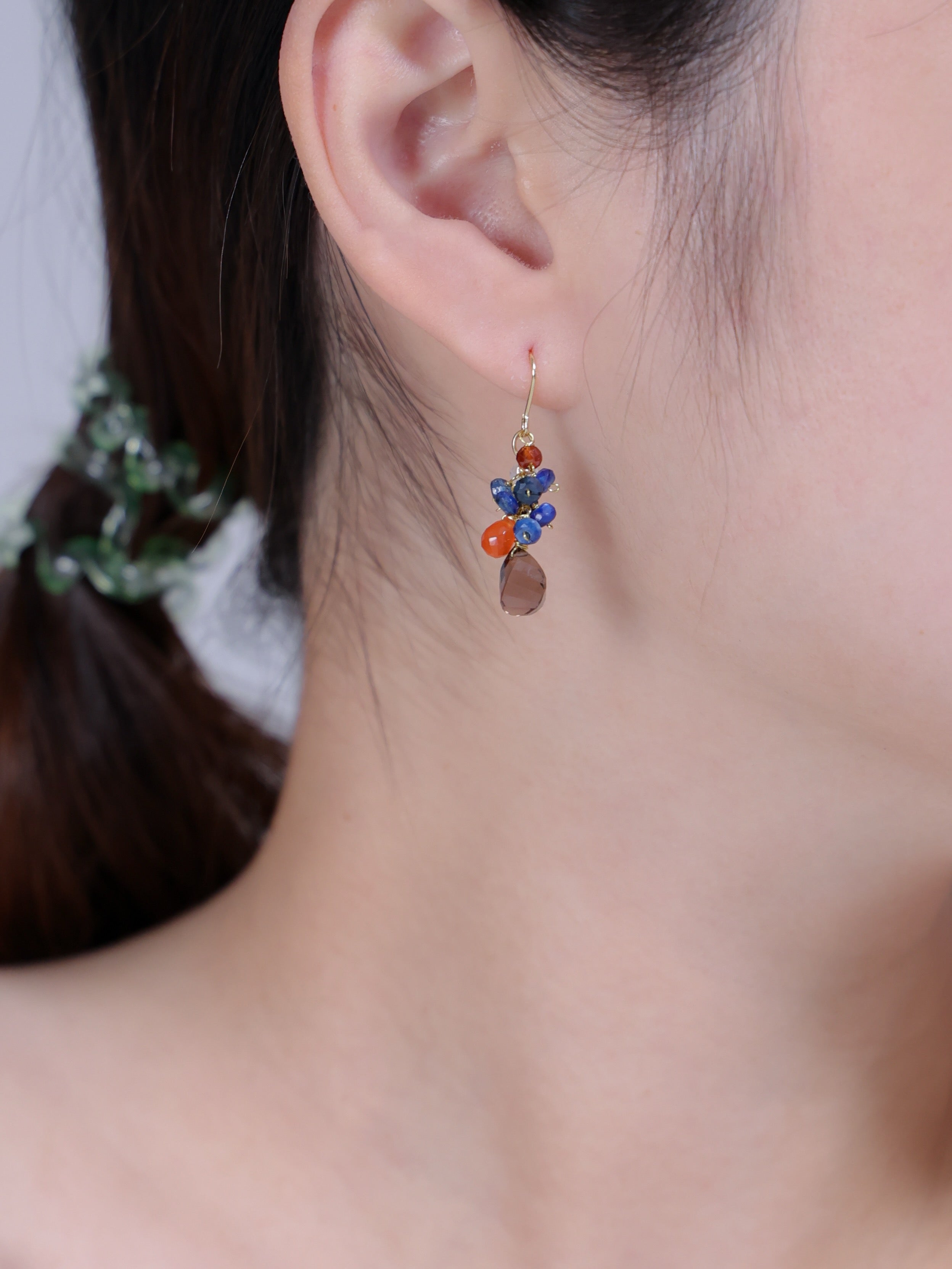 【異国を旅する彩り】スモーキークォーツ & カイヤナイト・カーネリアンピアス｜アレルギー対応