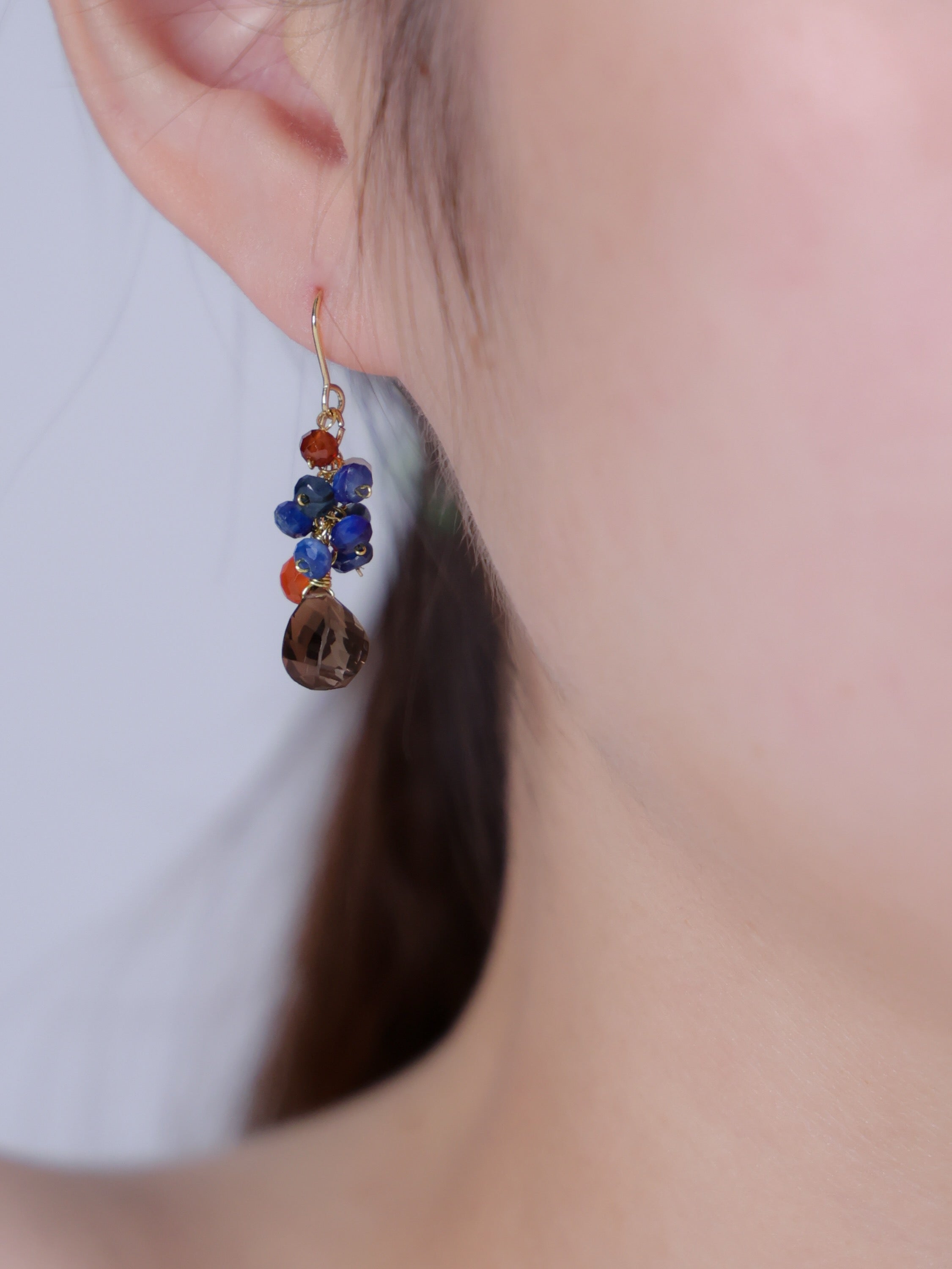 【異国を旅する彩り】スモーキークォーツ & カイヤナイト・カーネリアンピアス｜アレルギー対応