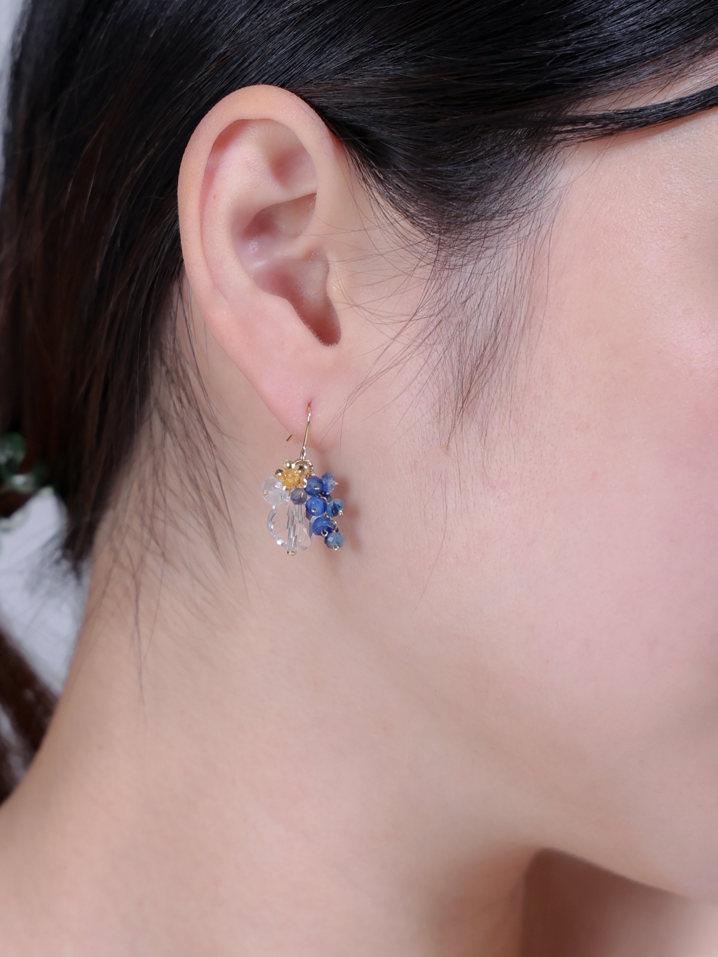 カイヤナイト & クリスタル ピアス | 金の花アクセント (14KGF/316L)