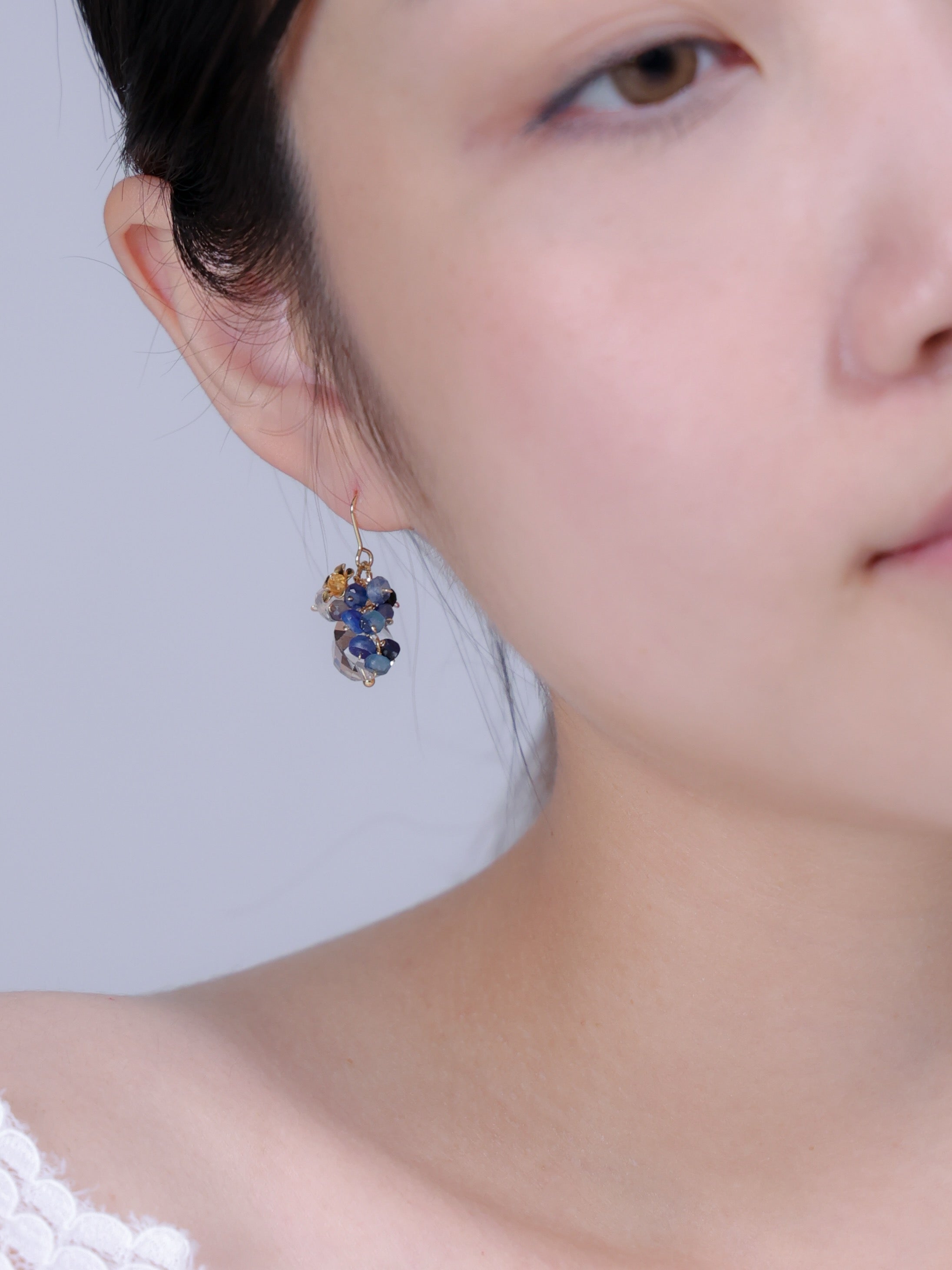 カイヤナイト & クリスタル ピアス | 金の花アクセント (14KGF/316L)