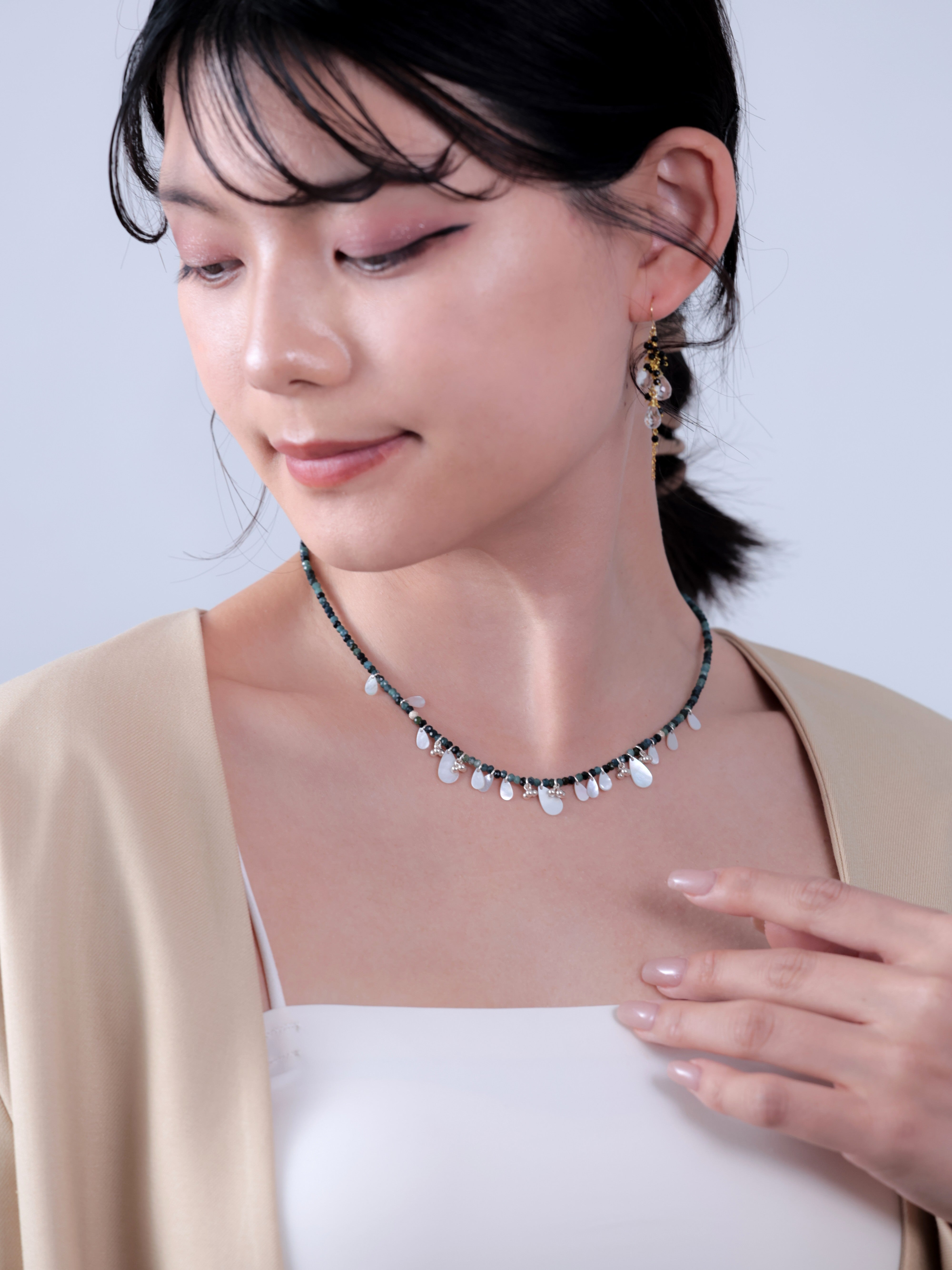 トルマリン & 白蝶貝 ネックレス - 【森と泉の滴】深き緑と純白の輝き / 10月誕生石 SV925