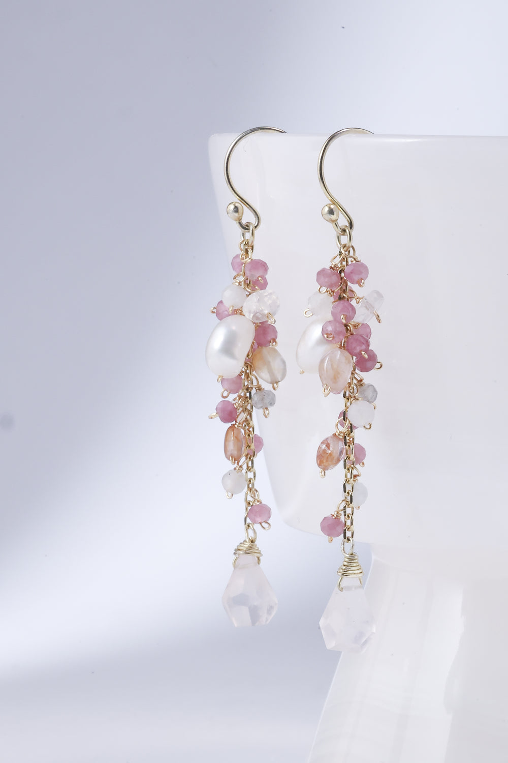 優しい桜ピンクで仕上げた華奢 な ピアス