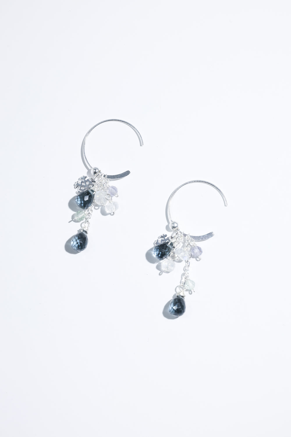 オフィスにも合う シンプル揺れ青い 石ピアス
