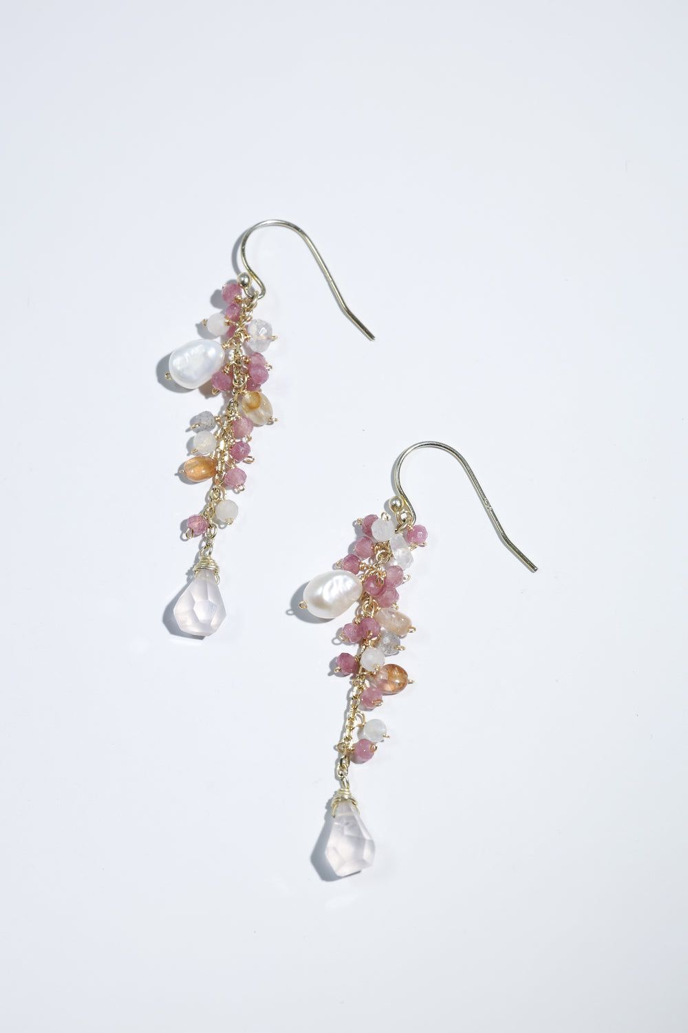 優しい桜ピンクで仕上げた華奢 な ピアス