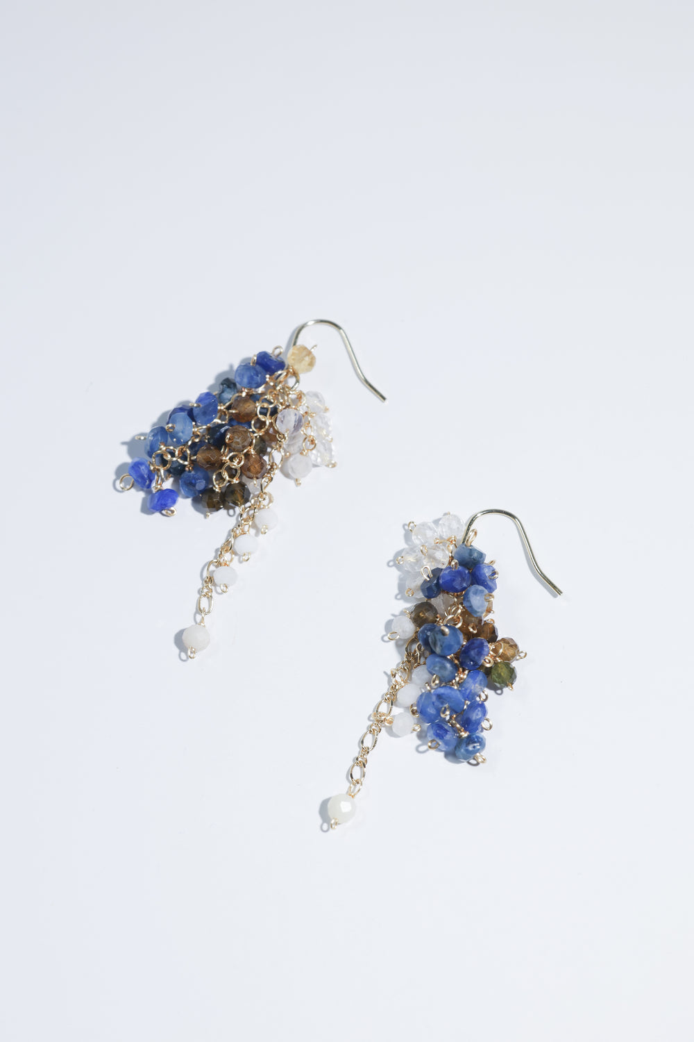 大人の余裕感じる華やかブラウンMix青い石ピアス
