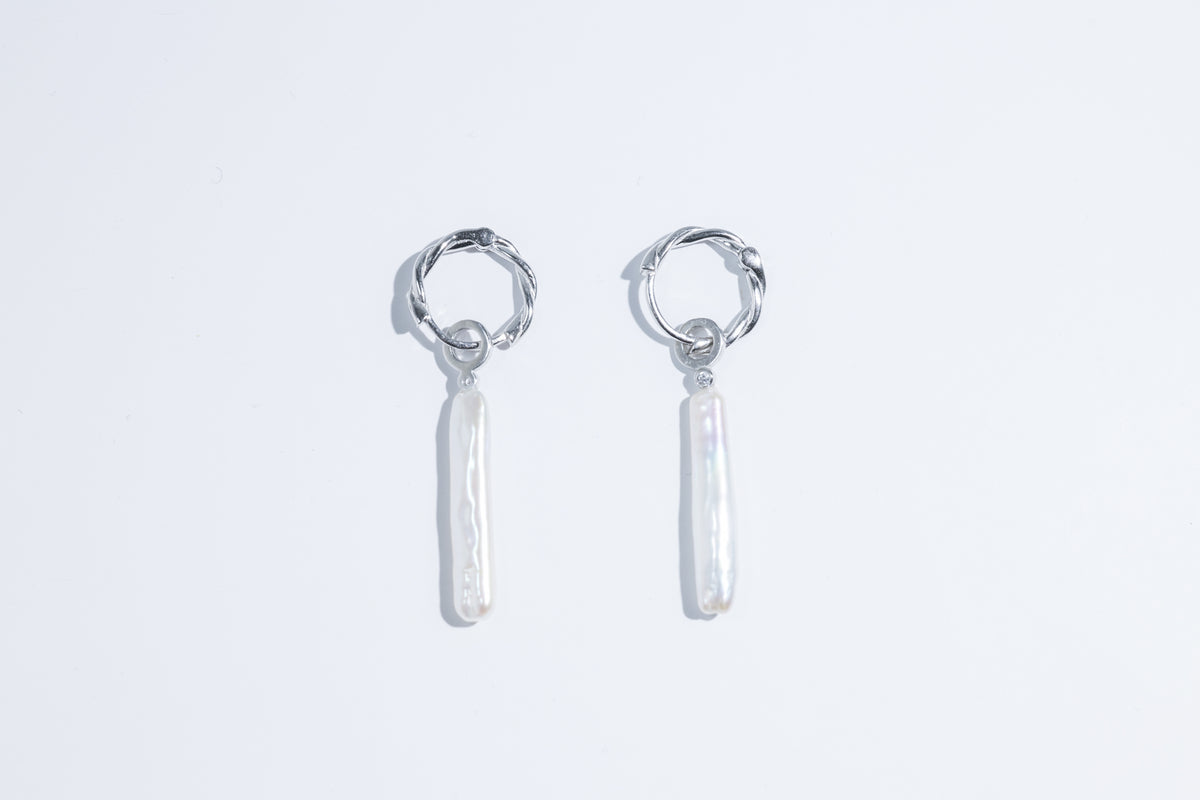 淡水スティックパール & ツイストフープ ピアス - 【個性の縦ライン】揺れる変形真珠と捻り銀 / SV925