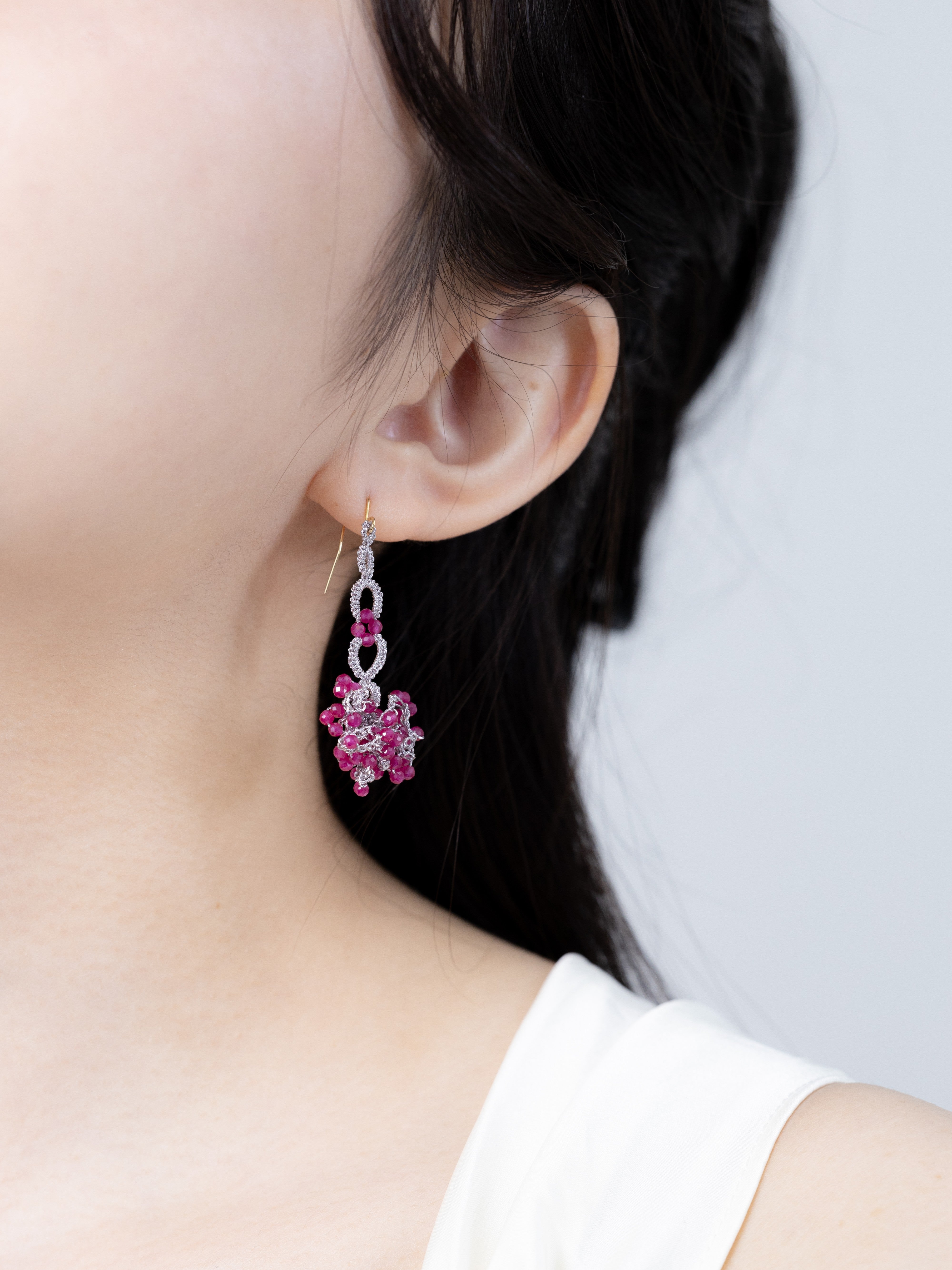LUCINE ルビー × 高輝度メタリック糸 クロッシェ ロングピアス