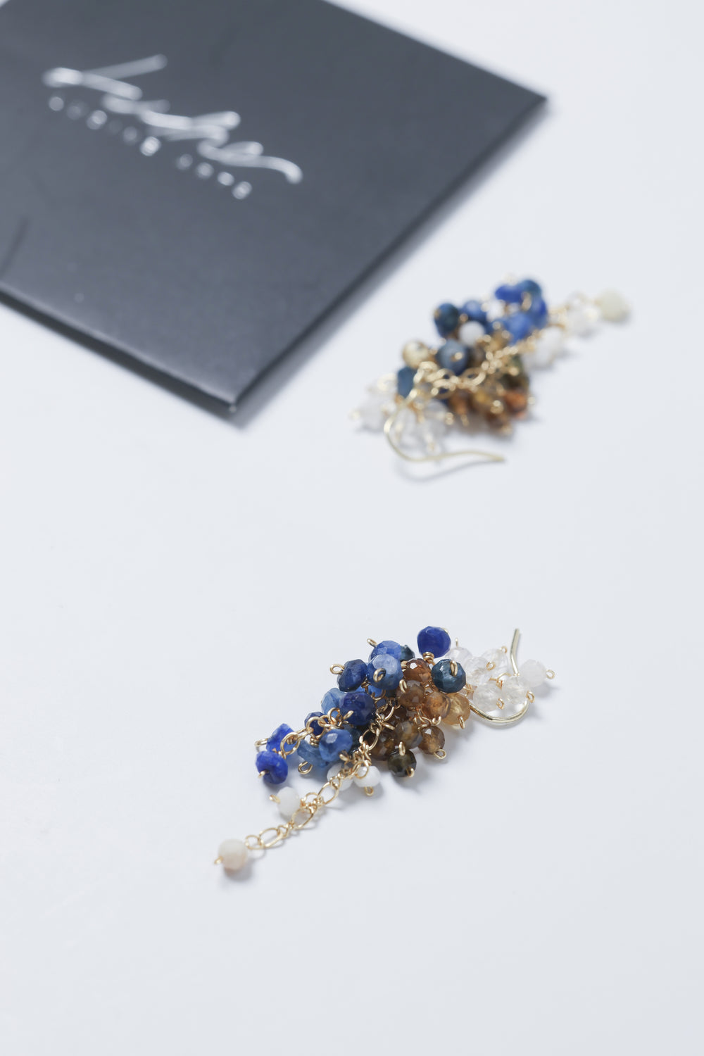 大人の余裕感じる華やかブラウンMix青い石ピアス