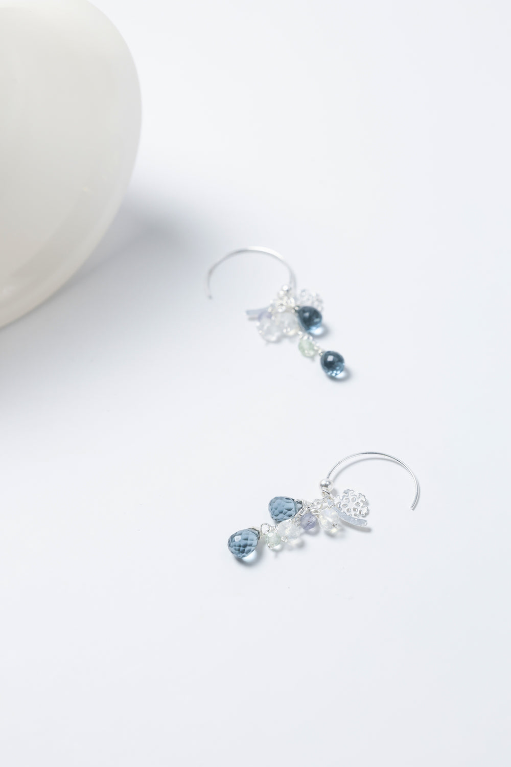 オフィスにも合う シンプル揺れ青い 石ピアス