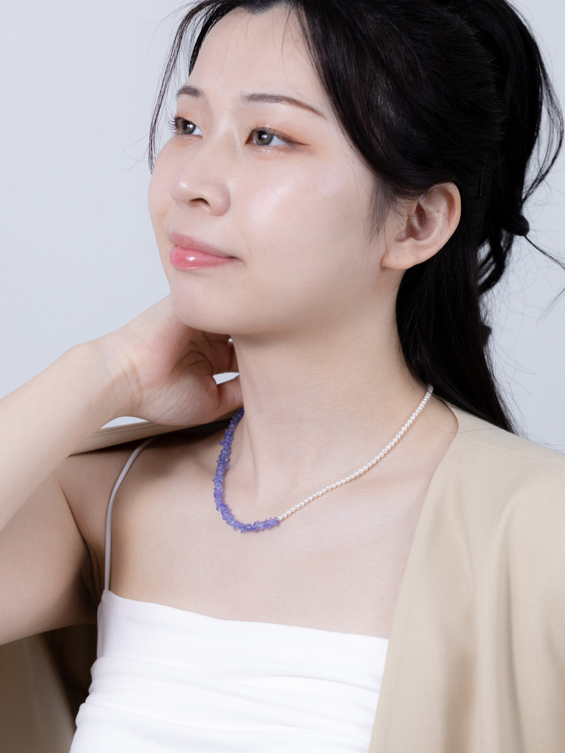タンザナイト & 淡水パール ネックレス〈薄明の空〉の着用イメージ