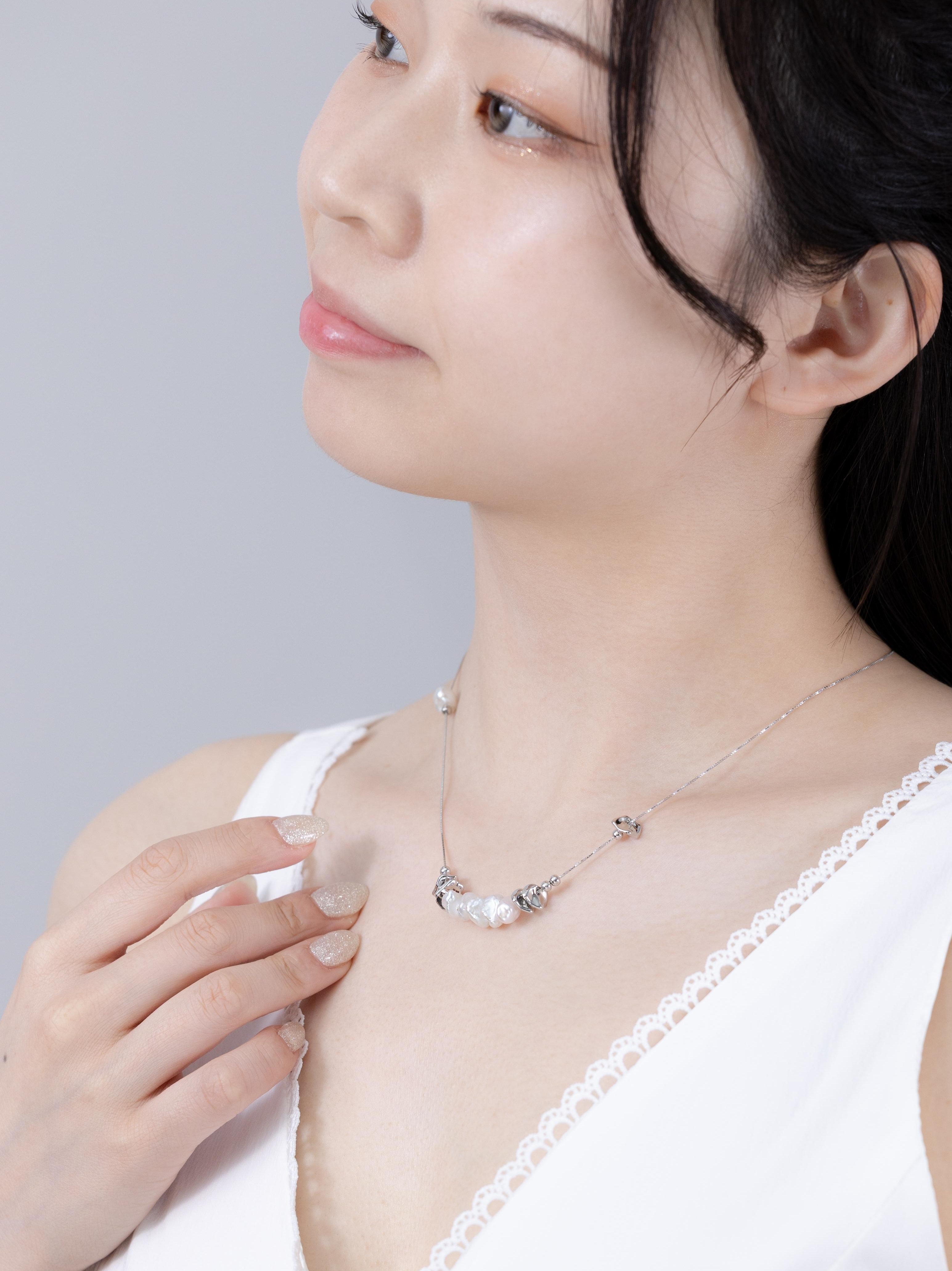 淡水バロックパール スマイル ライン ネックレス｜デコルテ美人 横並び