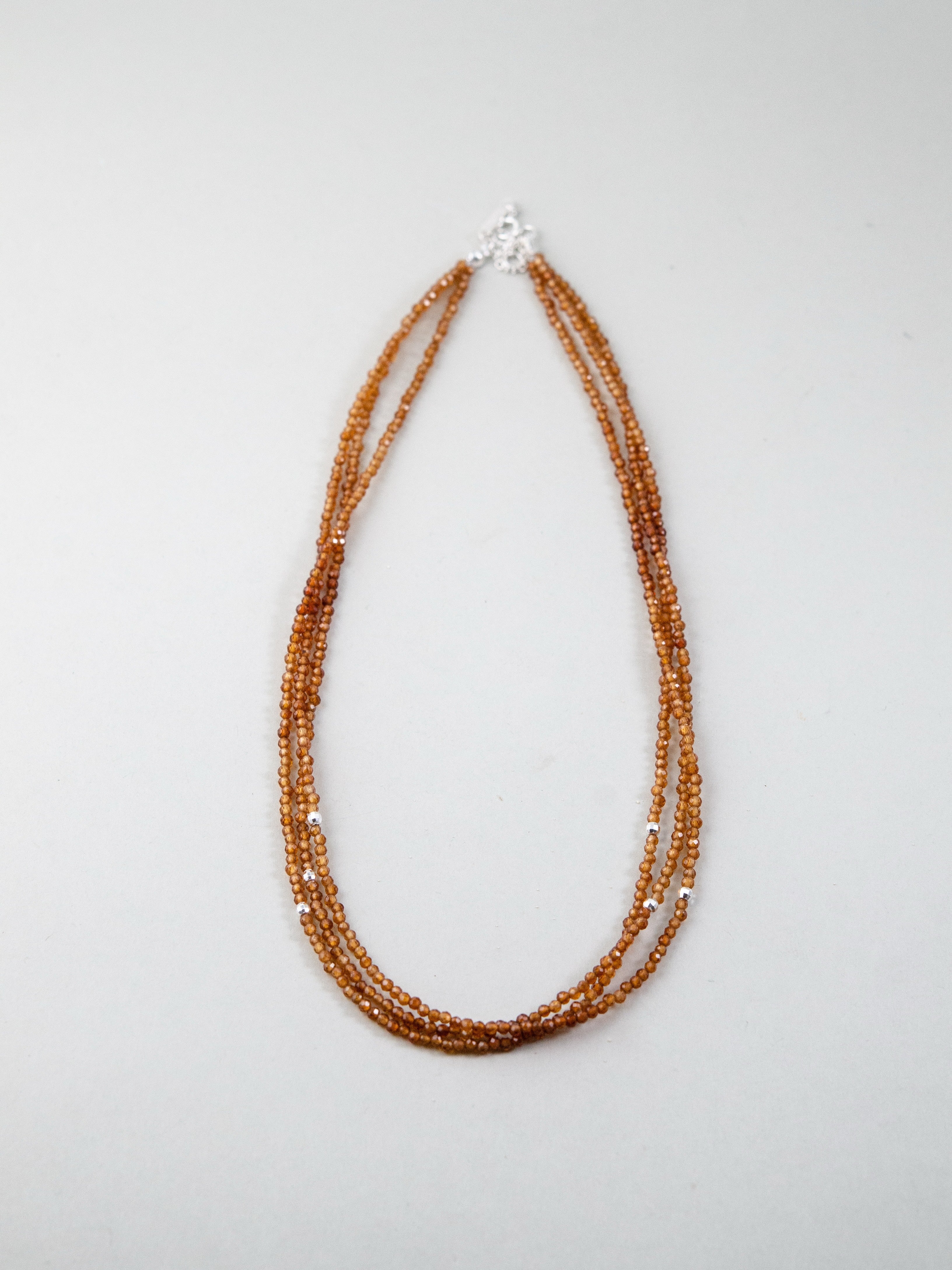 3連 ネックレス 置き画 全体像 楕円形 デザイン 重ね付け風