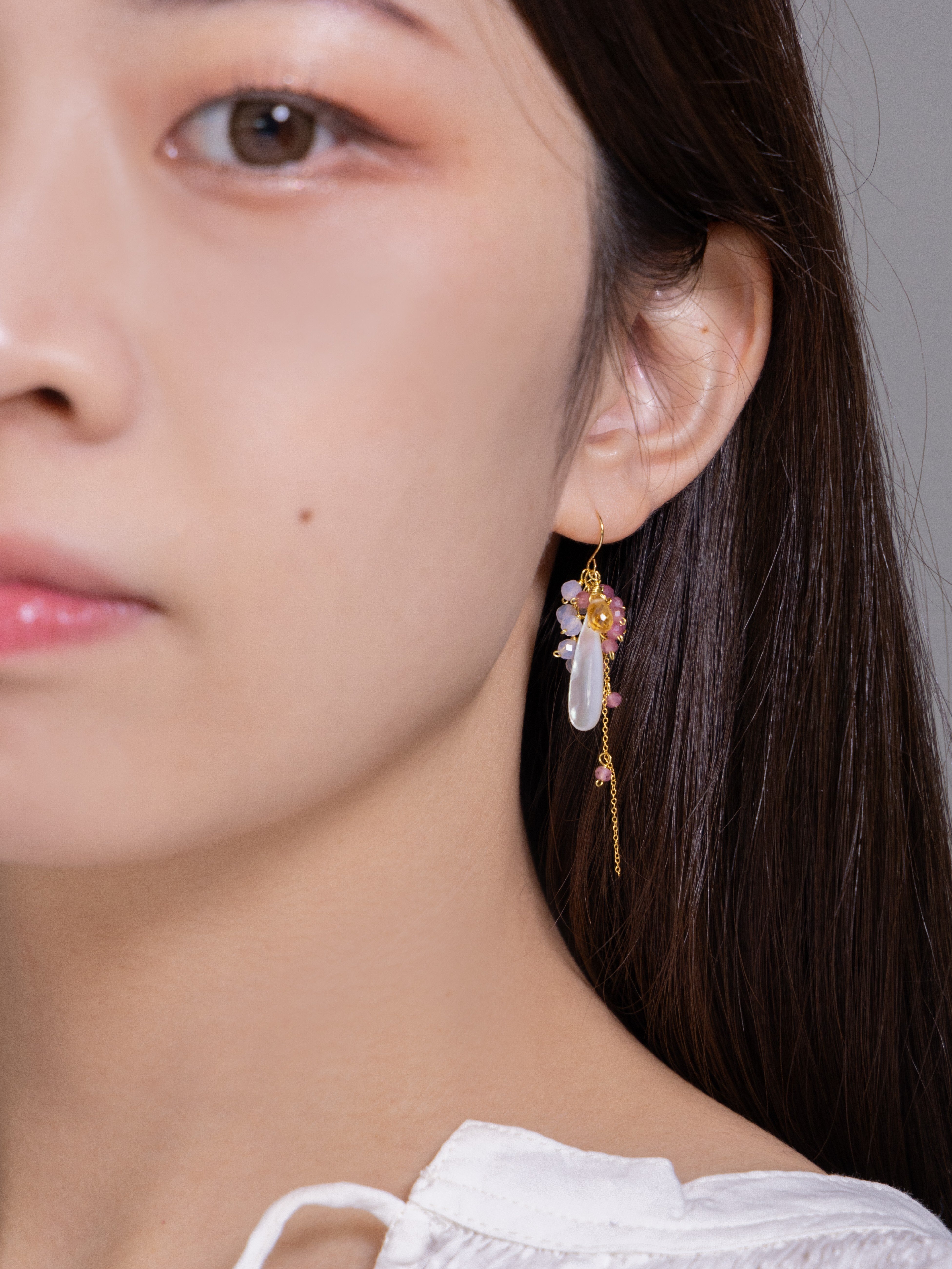 【10月誕生石】虹色に艶めく白蝶貝 & ピンクトルマリンピアス｜アレルギー対応
