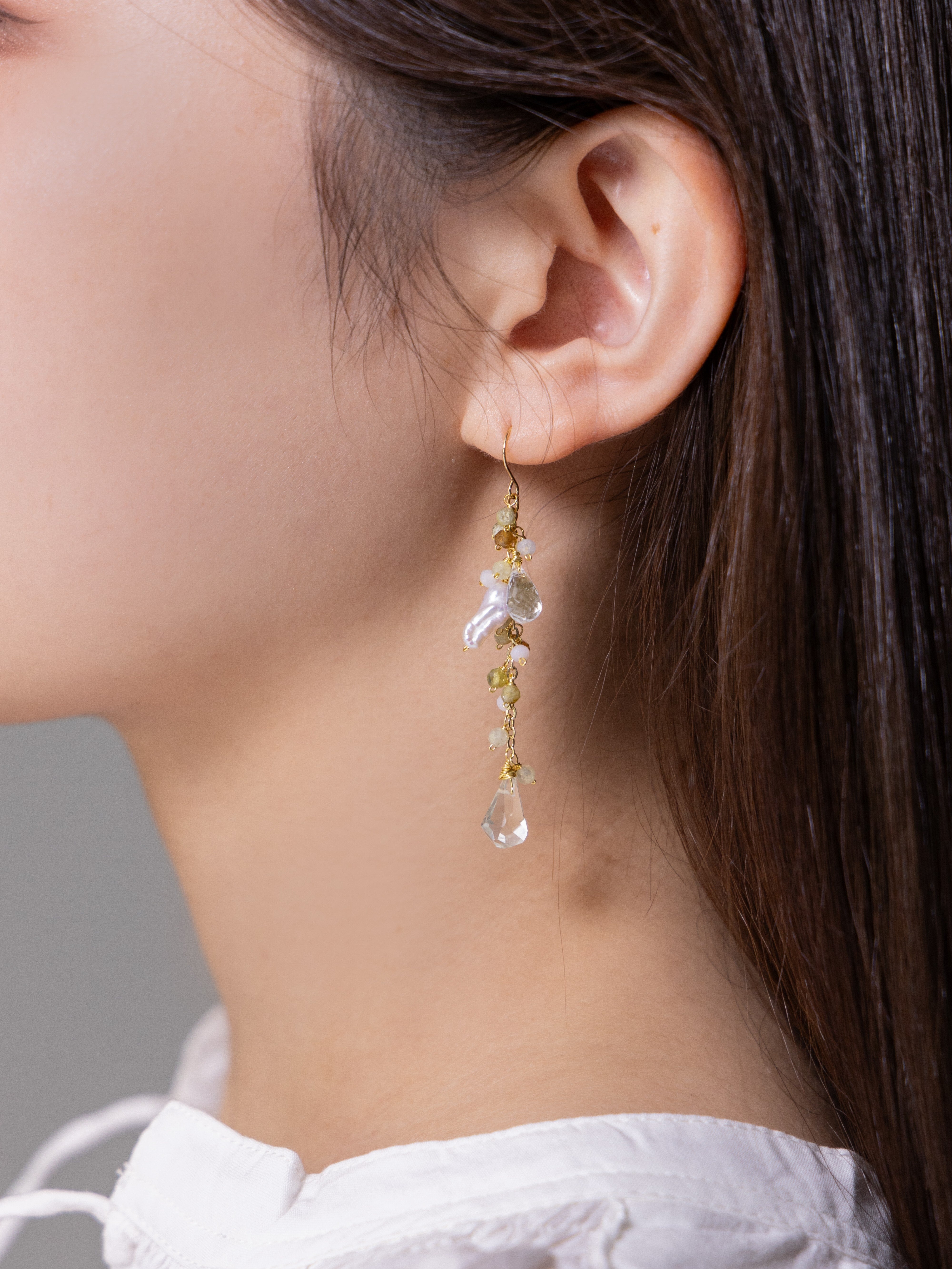 천연석과 담수 진주 롱 피어싱 – 자연스러운 색채 흔들리는 디자인