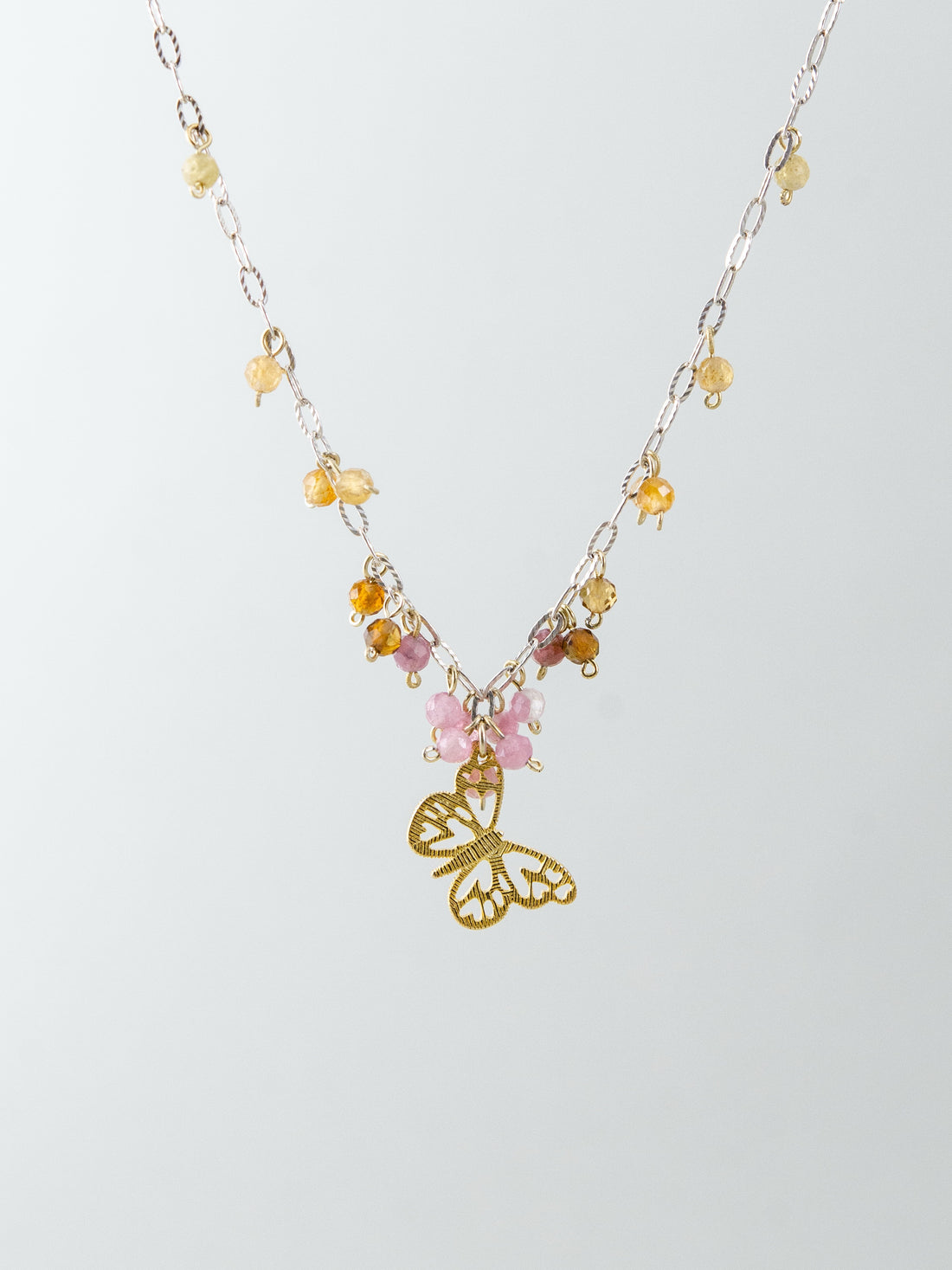 トルマリン & バタフライ チェーンネックレス - 【花に舞う蝶】。ピンクトルマリンとイエロートルマリンの小花と金の蝶が舞う、SV925製ミックスメタルアクセサリー。