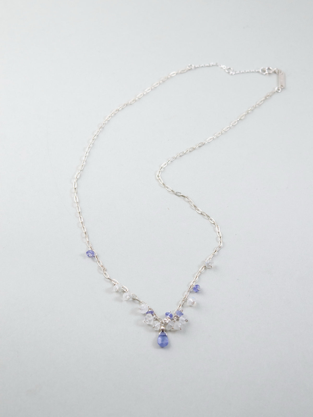 ネックレスの全体像。華奢なシルバーチェーンの先に天然石が下がる、Y字（ラリエット風）のデザイン詳細。