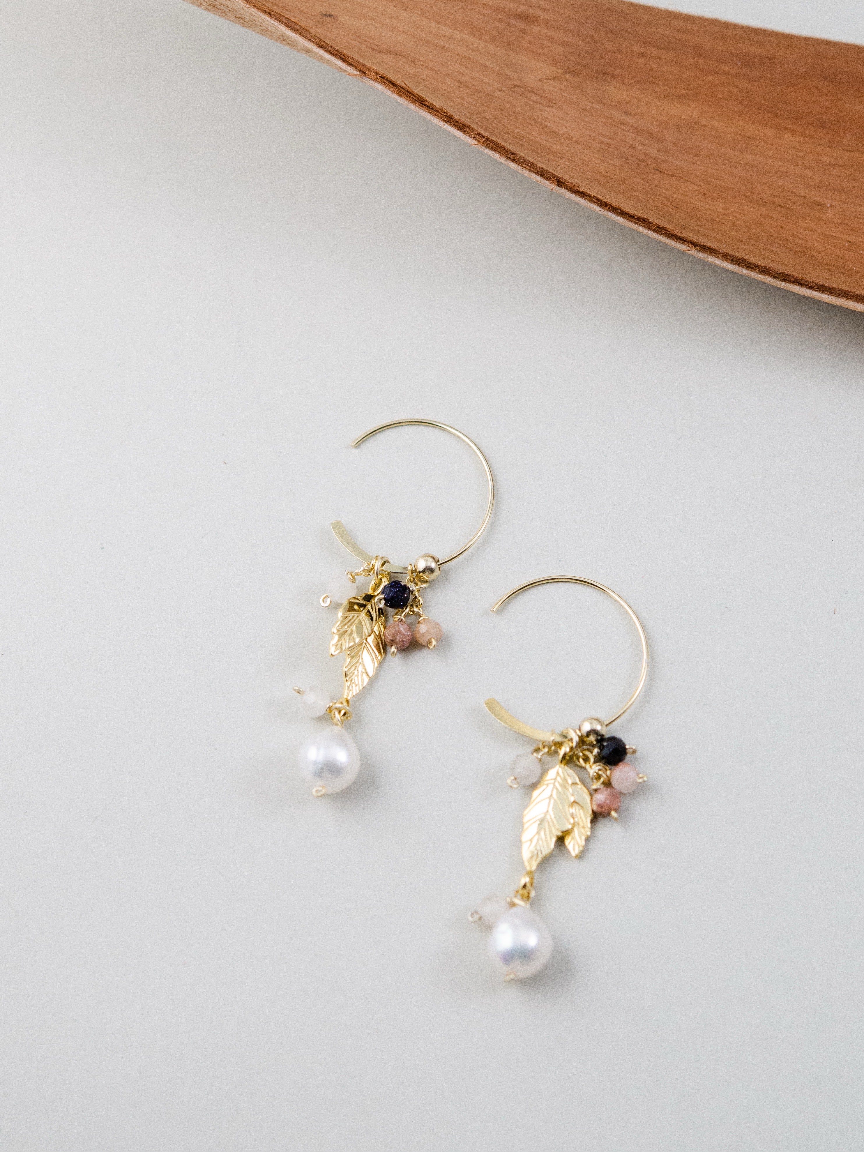 揺れるゴールド 葉っぱ モチーフ ピアス