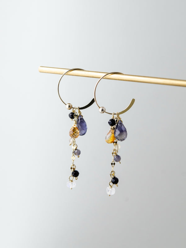 アイオライト & シトリン ピアス - 【宵闇の灯火】。静寂の青（アイオライト）と希望の光（シトリン）が灯る、SV925(K14GP)製フープピアス。