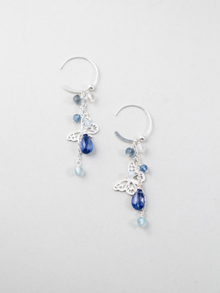 カイヤナイト & バタフライ フープピアス - 【夜空を舞う蝶】。深青の雫（カイヤナイト）と銀の蝶が揺れる、アクアマリンを添えたSV925製耳飾り。