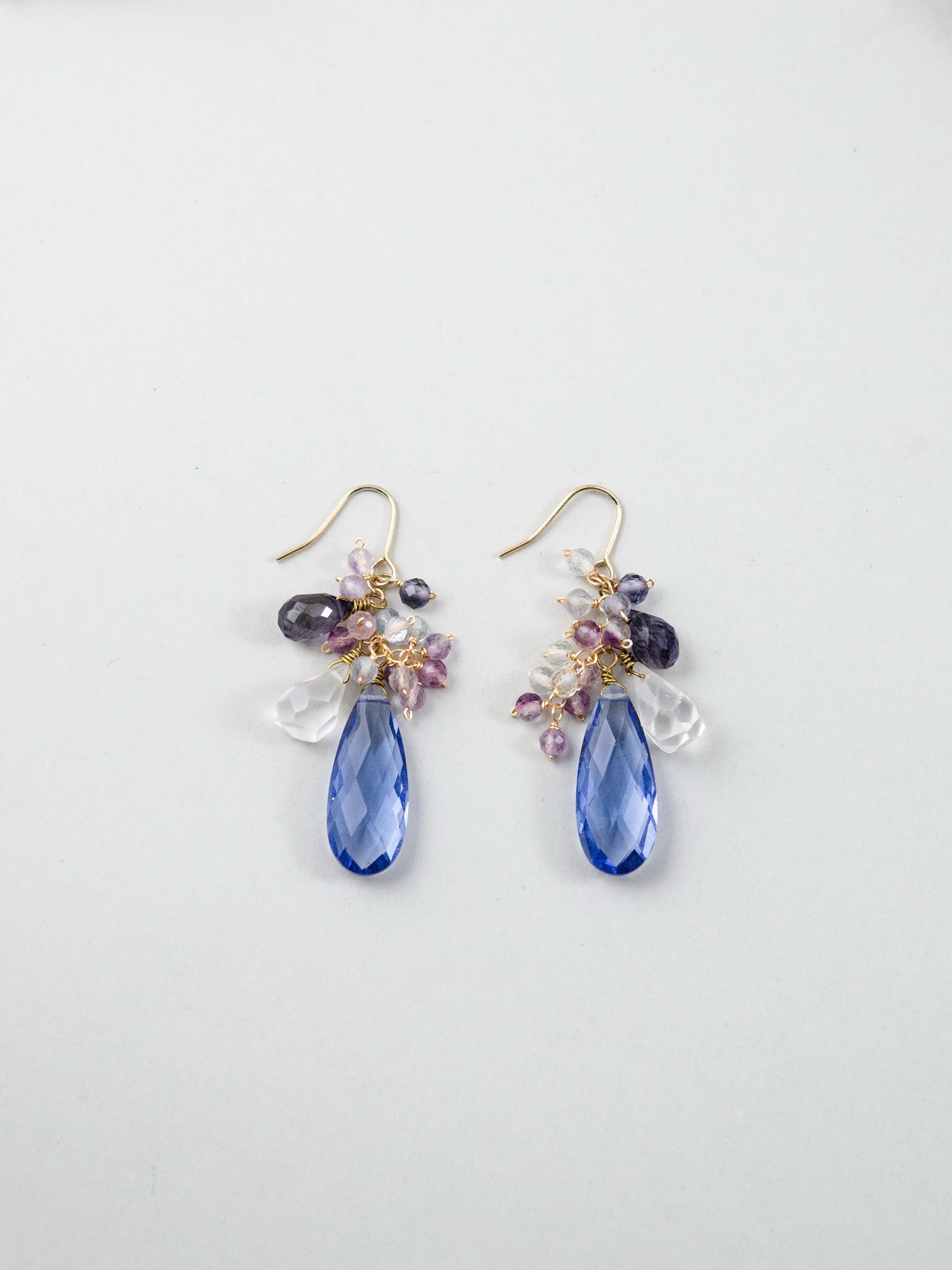 艶やかに揺れるしずくカット 青 ピアス 大ぶり