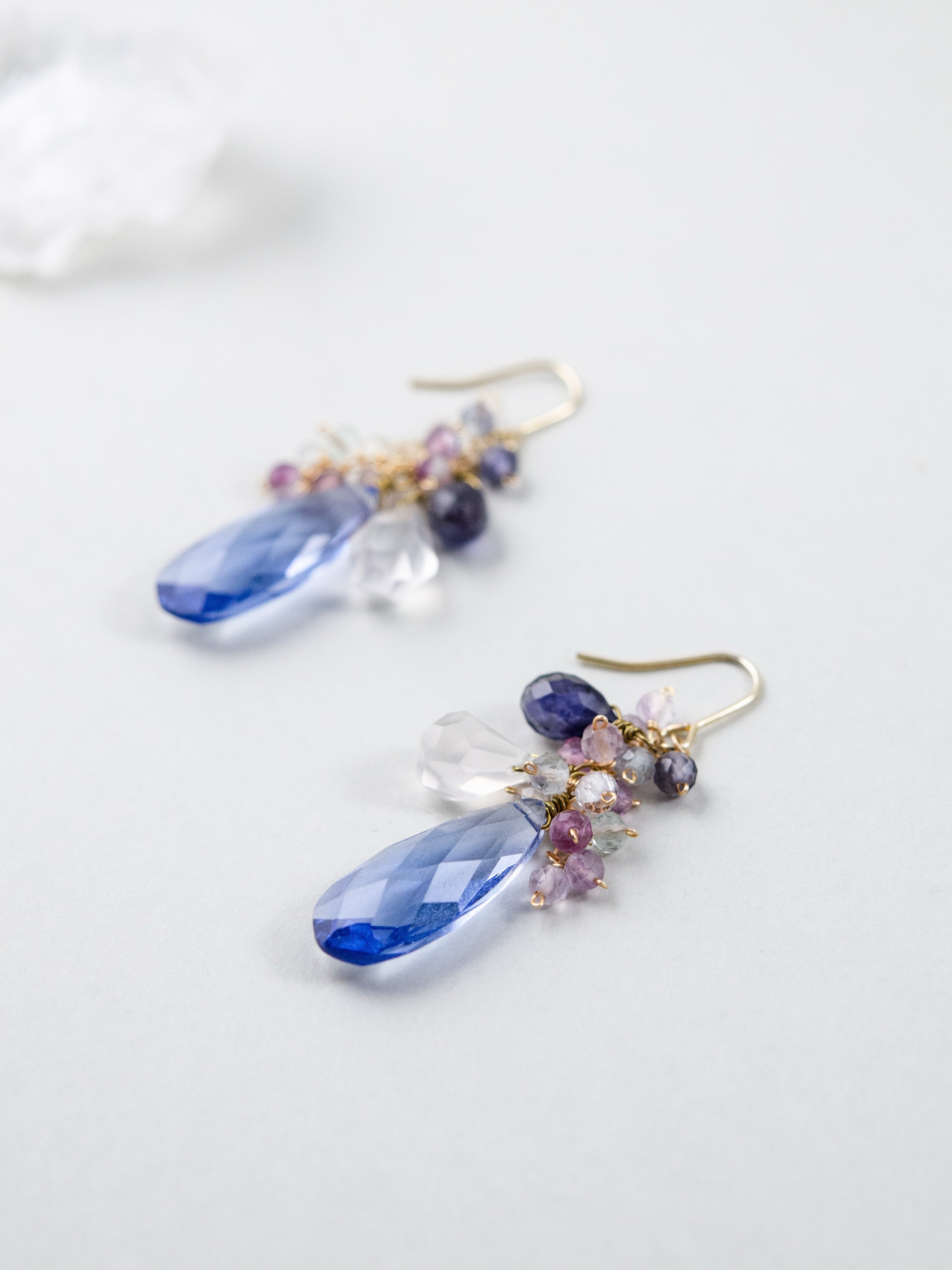 艶やかに揺れるしずくカット 青 ピアス 大ぶり