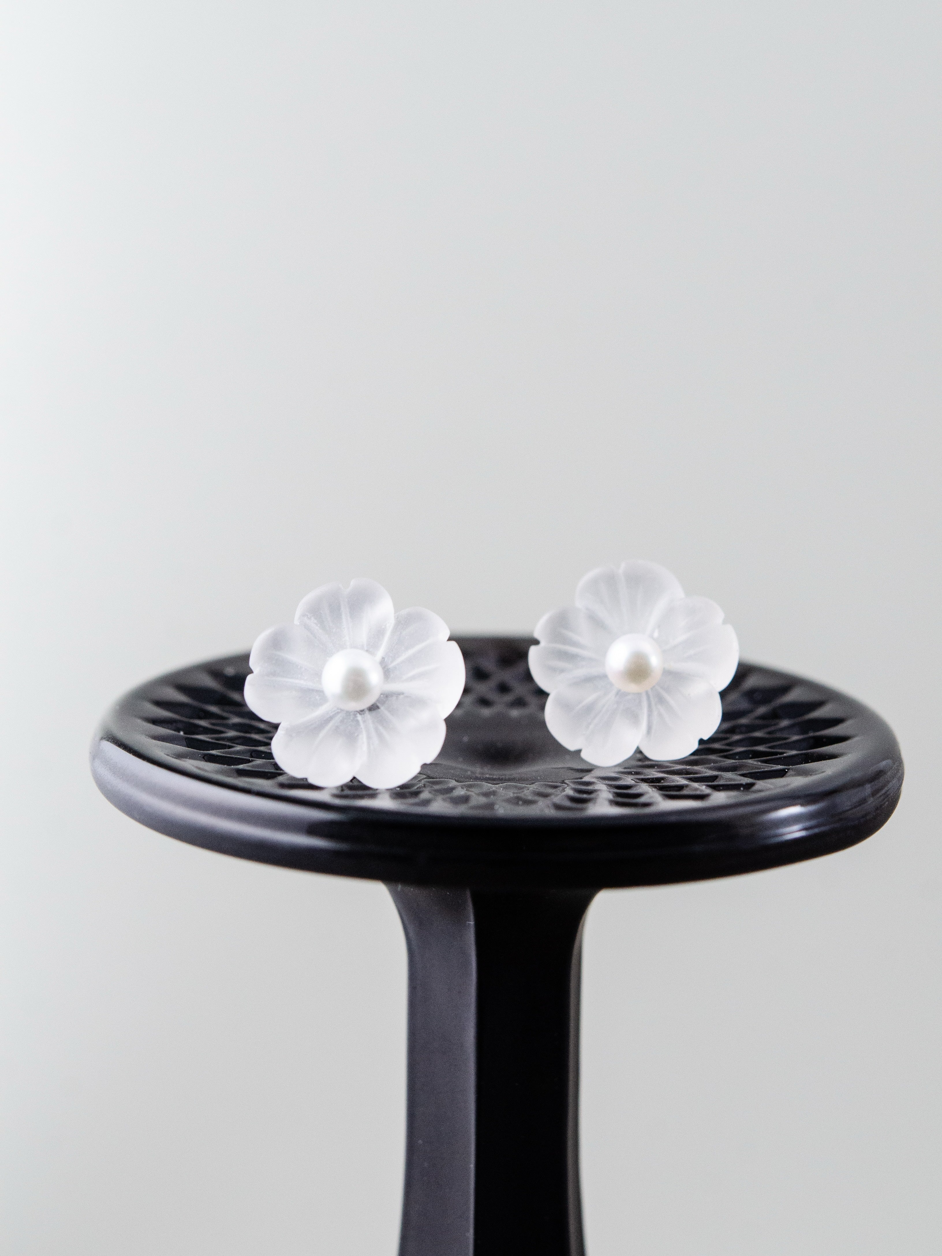 ハンドメイドマット質感の桜モチーフ水晶ピアス