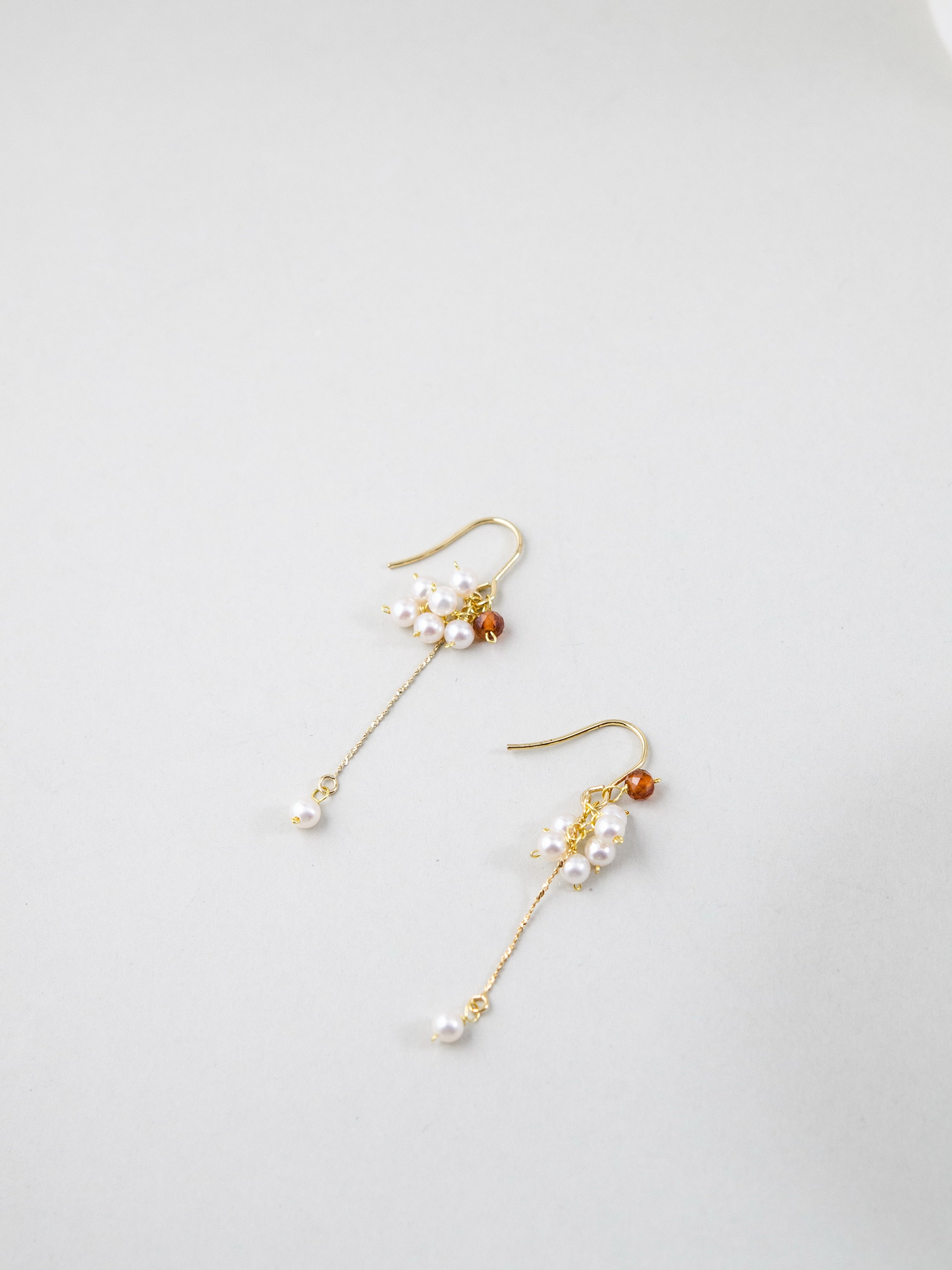 カフェデートの耳元アクセントに小さいパールピアス