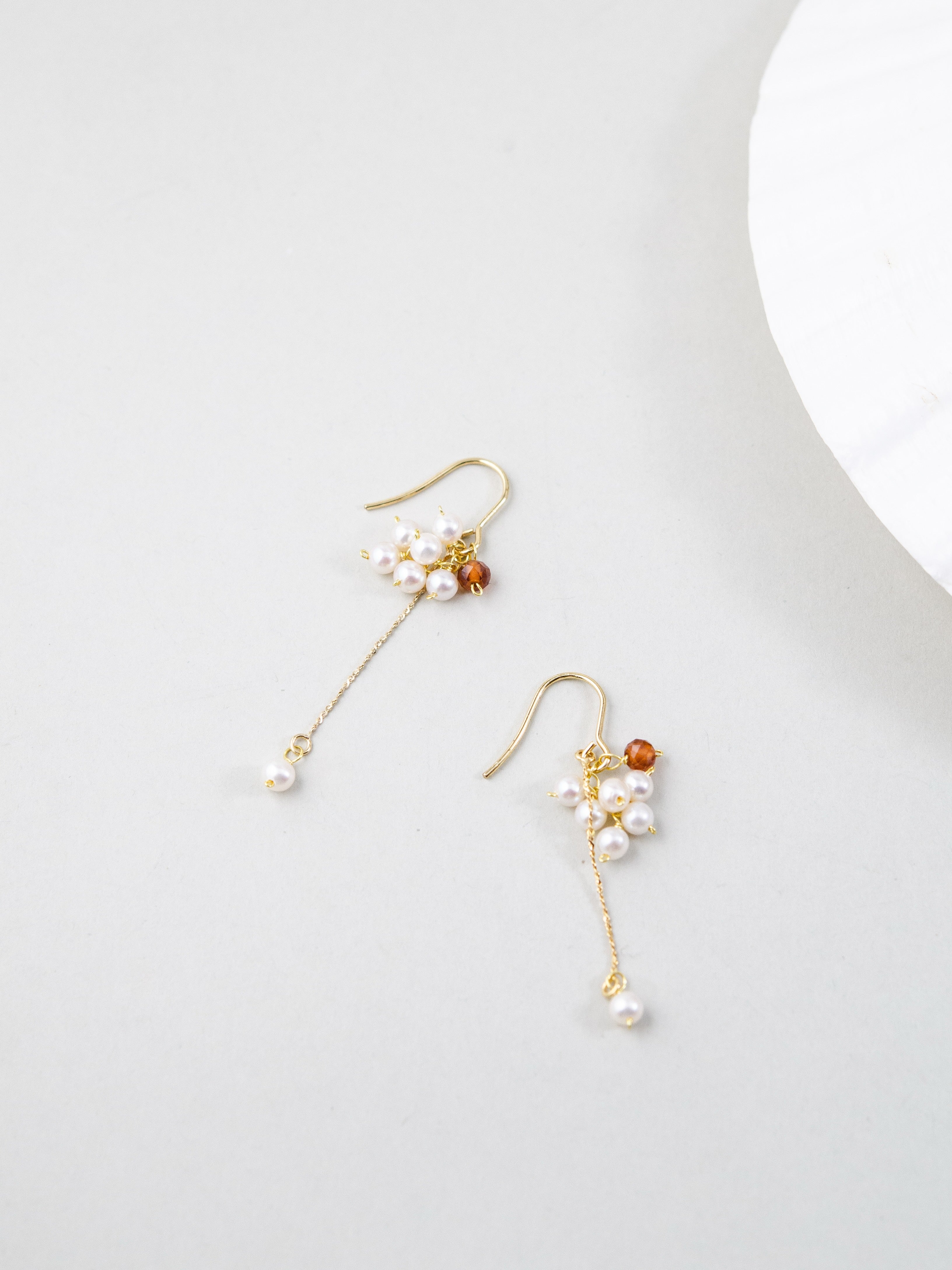カフェデートの耳元アクセントに小さいパールピアス