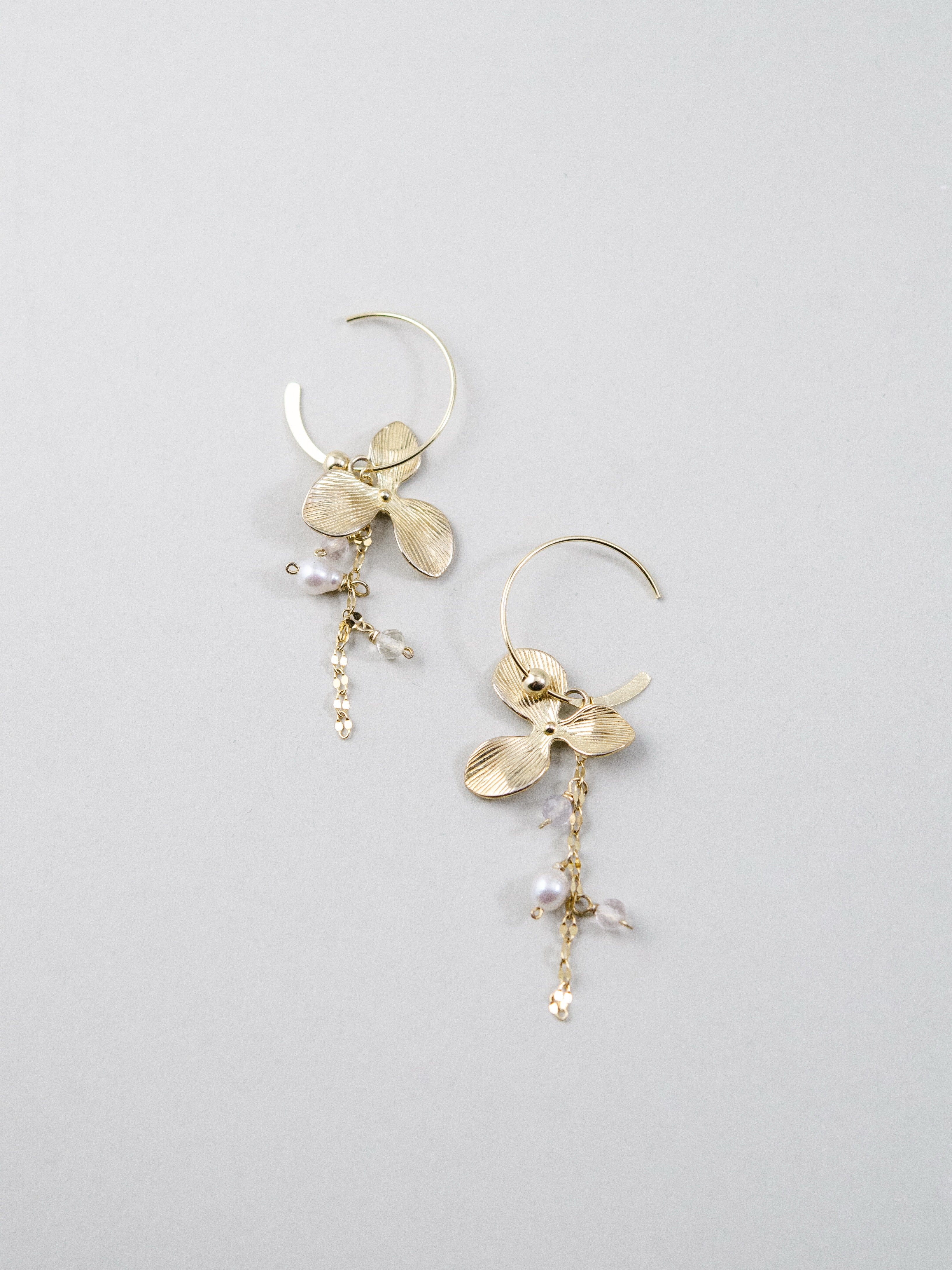 お呼ばれ服に華やかさをプラス純銀花びらピアス