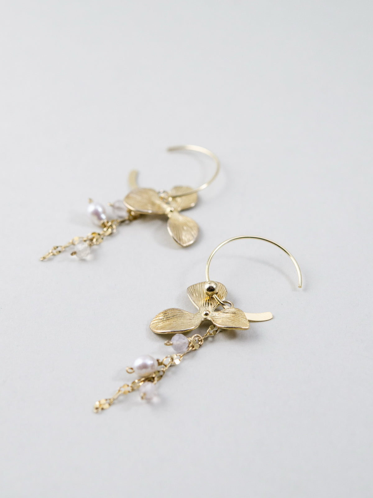 フラワー & 淡水パール フープピアス〈一輪の華やぎ〉- 天然石 SV925・K14GP