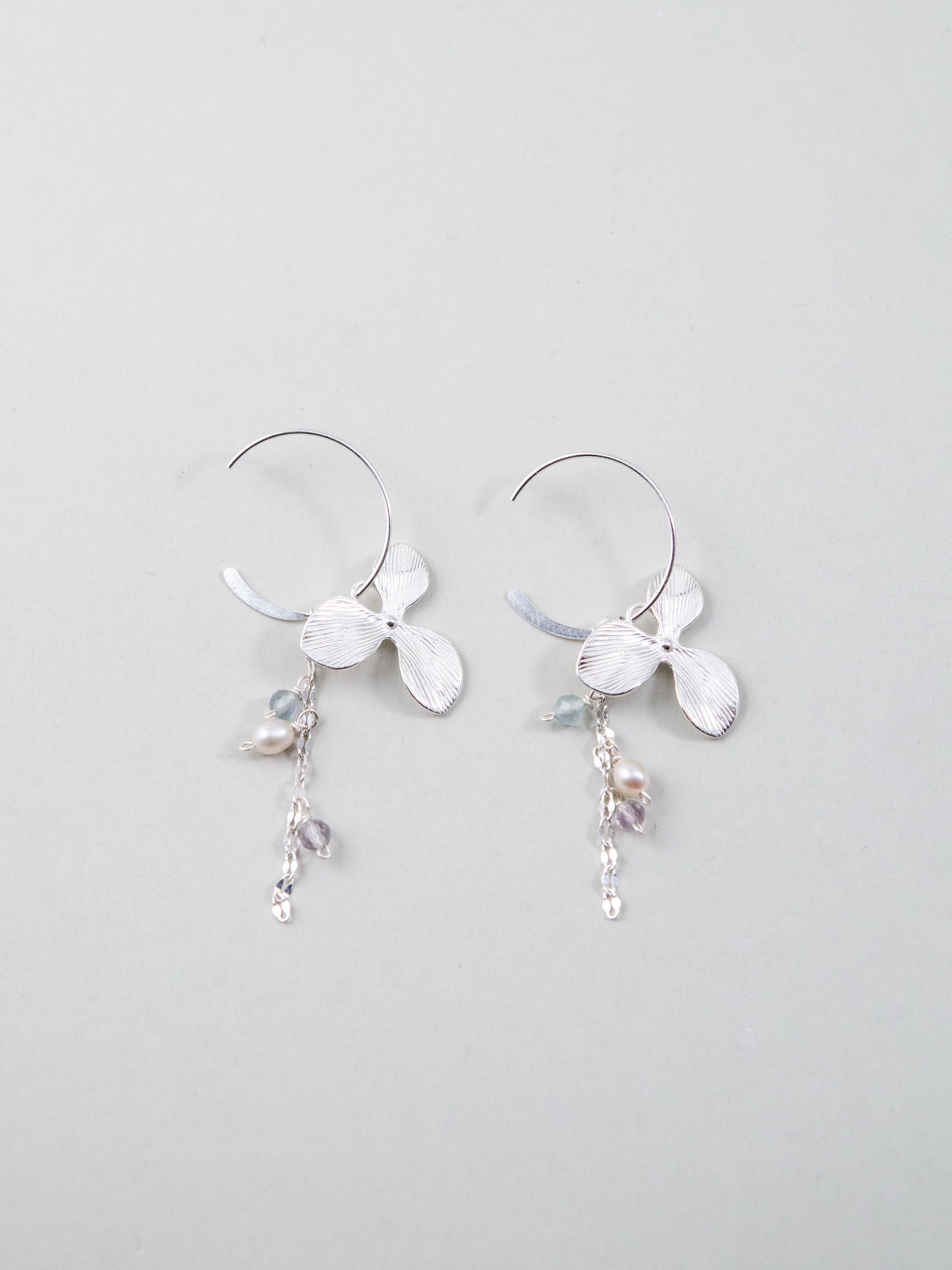 お呼ばれ服に華やかさをプラス純銀花びらピアス