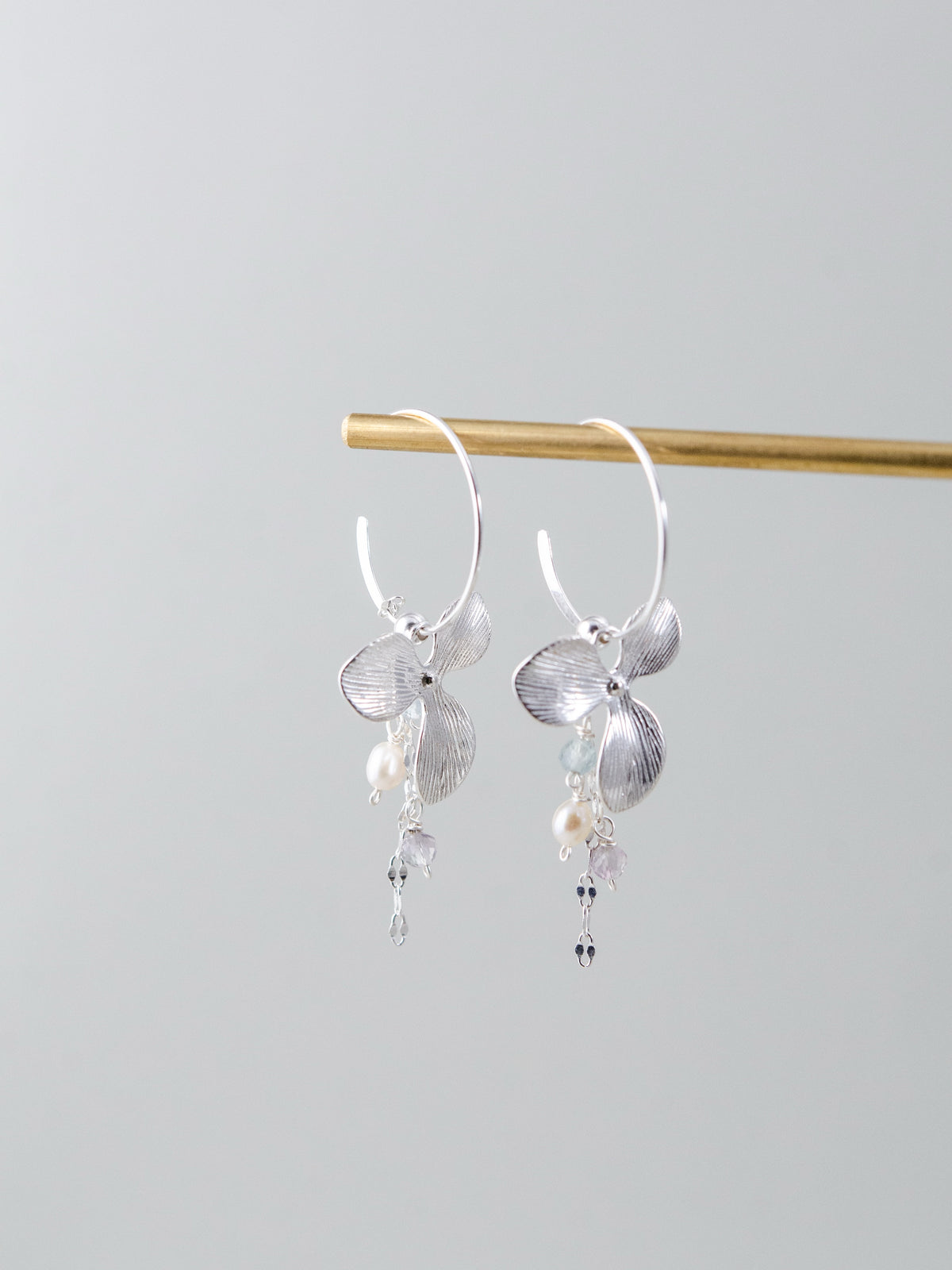 フラワー & 淡水パール フープピアス〈一輪の華やぎ〉- 天然石 SV925・K14GP