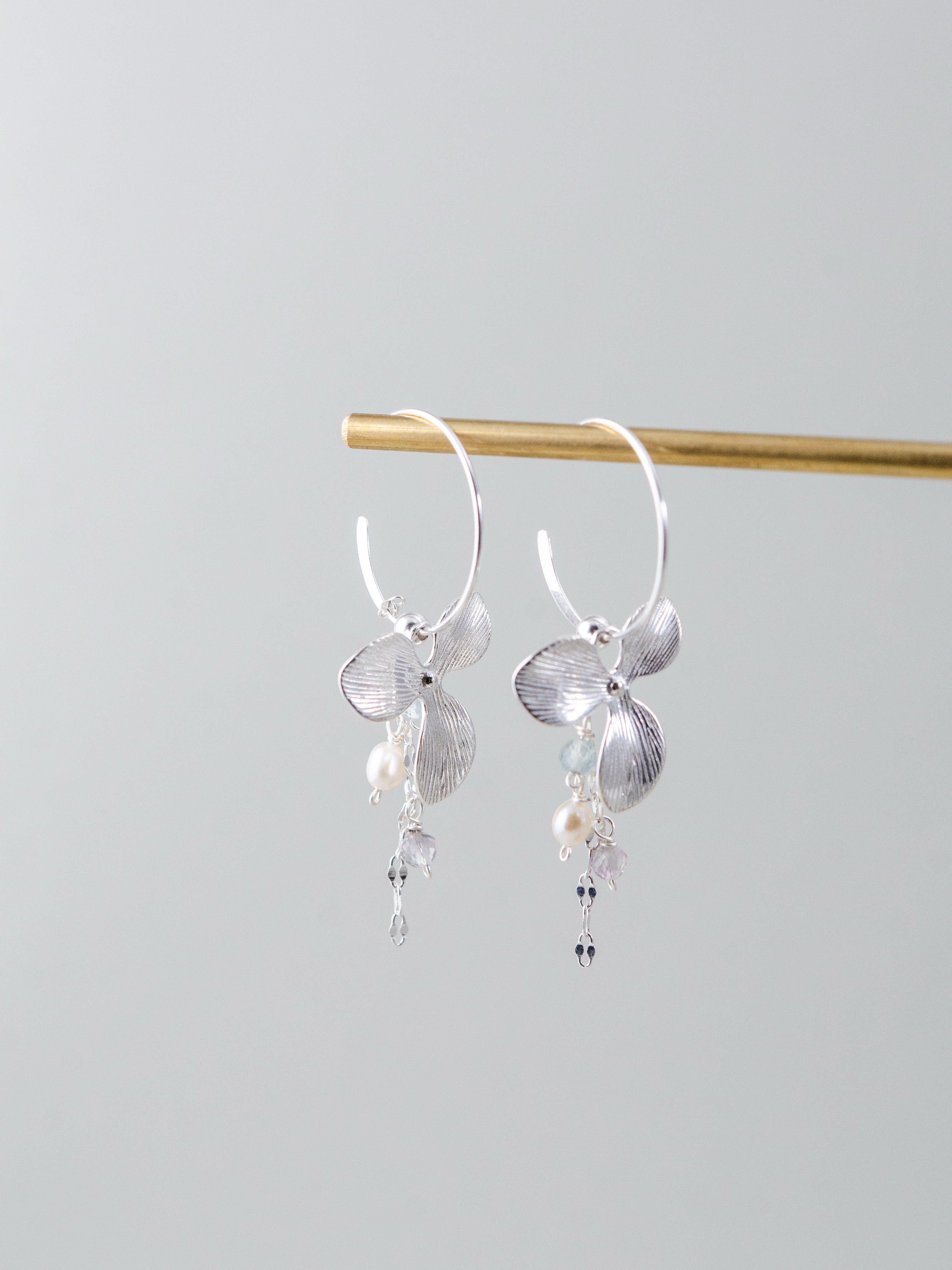 お呼ばれ服に華やかさをプラス純銀花びらピアス