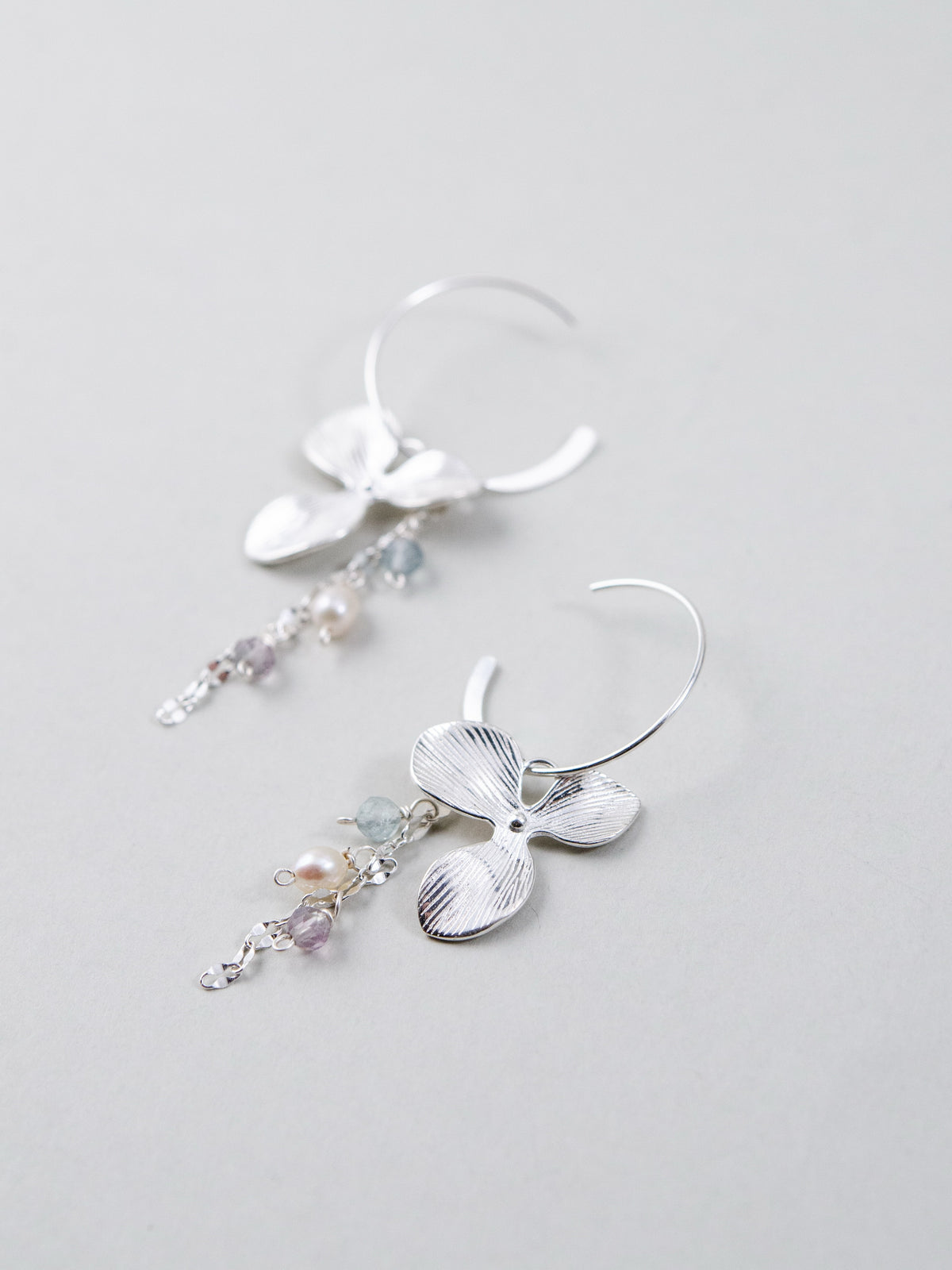 フラワー & 淡水パール フープピアス〈一輪の華やぎ〉- 天然石 SV925・K14GP